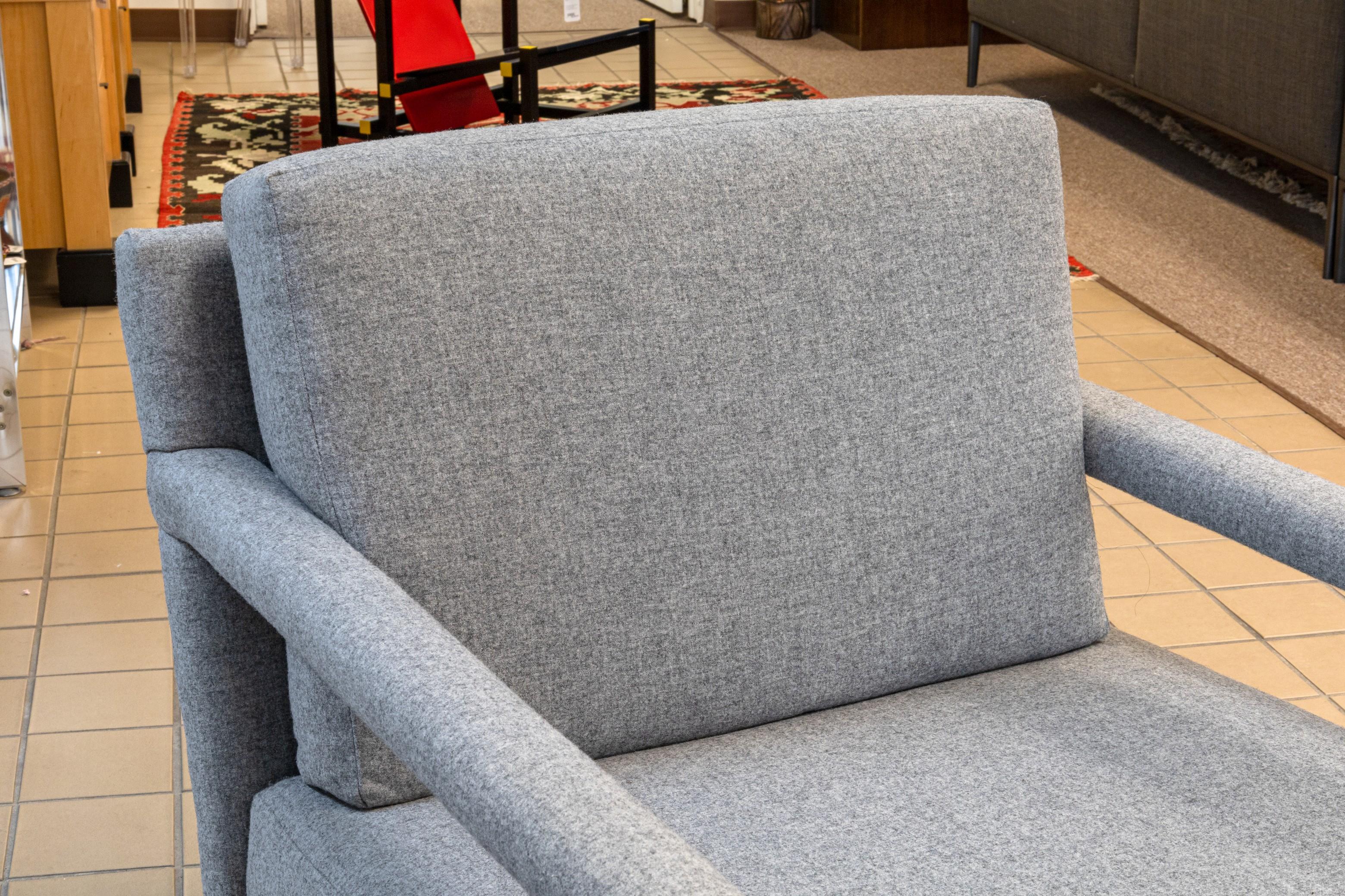 Tissu Milo Baughman Grey Blue Upholstered Parsons Contemporary Modern Accent Chair (chaise d'appoint contemporaine) en vente