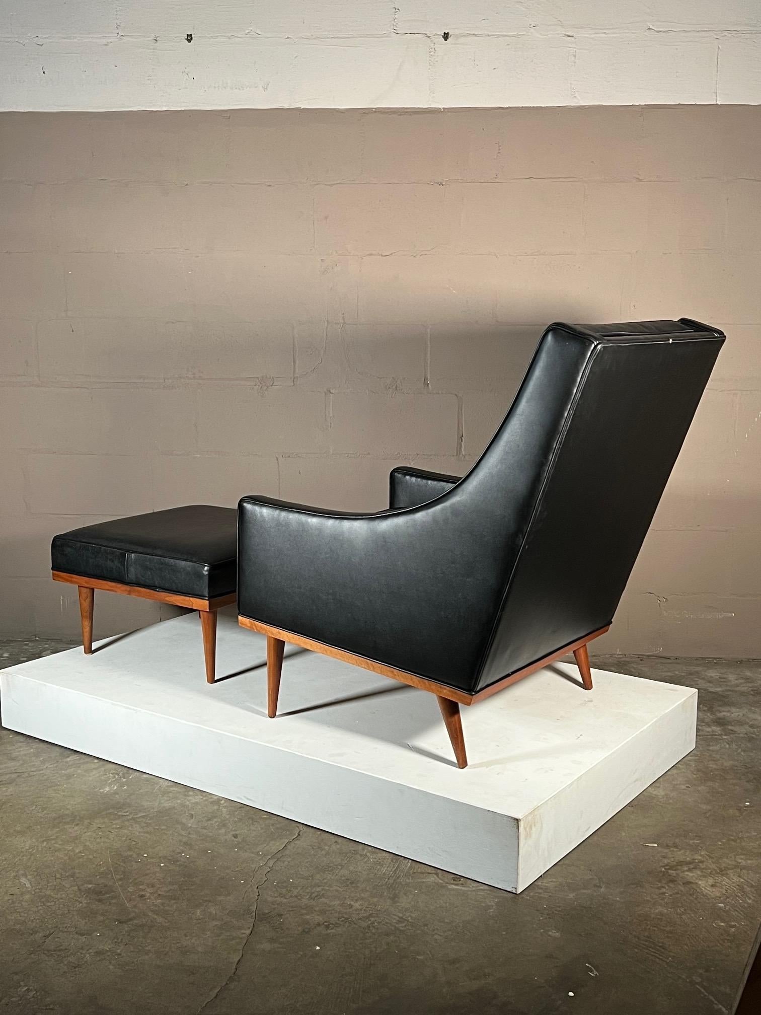 Mid-Century Modern Chaise à haut dossier Milo Baughman avec repose-pieds en vente