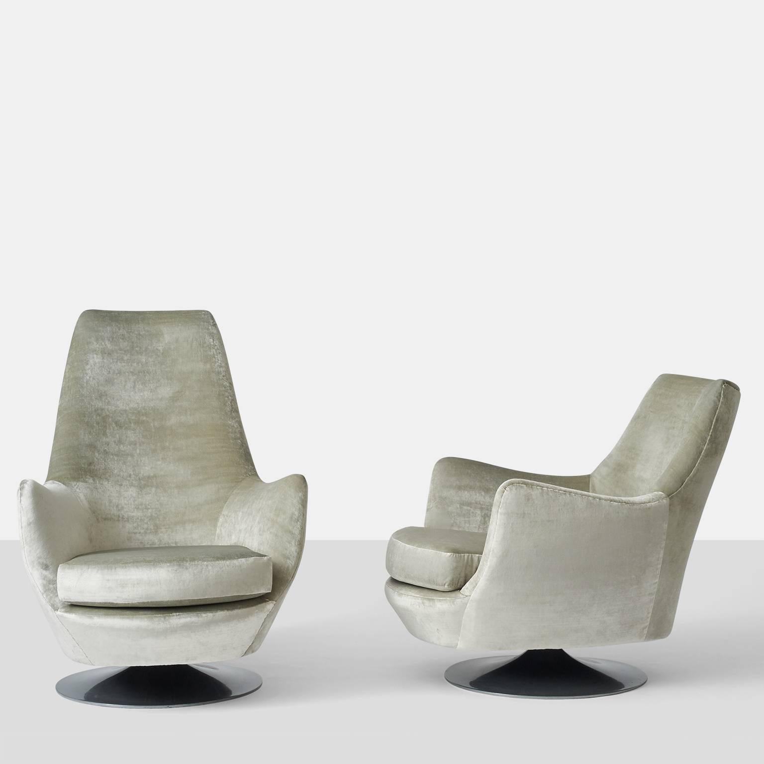 A pair of Milo Baughman his and hers swivel lounge chairs upholstered in a silver/gray toned velvet on a aluminum base.

Measurement for 