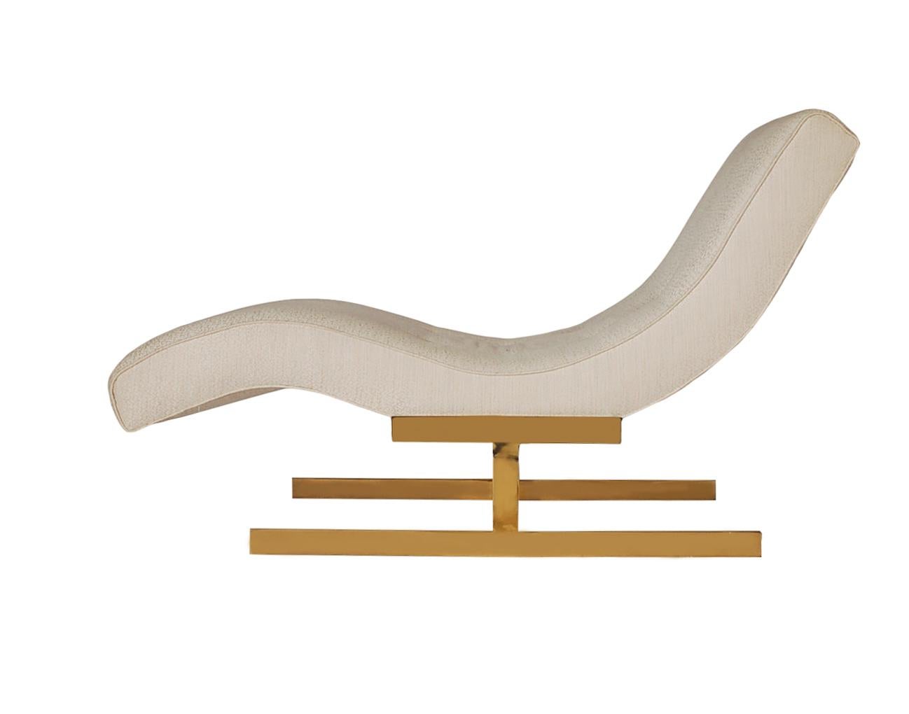 Mid-20th Century Milo Baughman Hollywood Regency White Chaise Lounge with Brass Legs