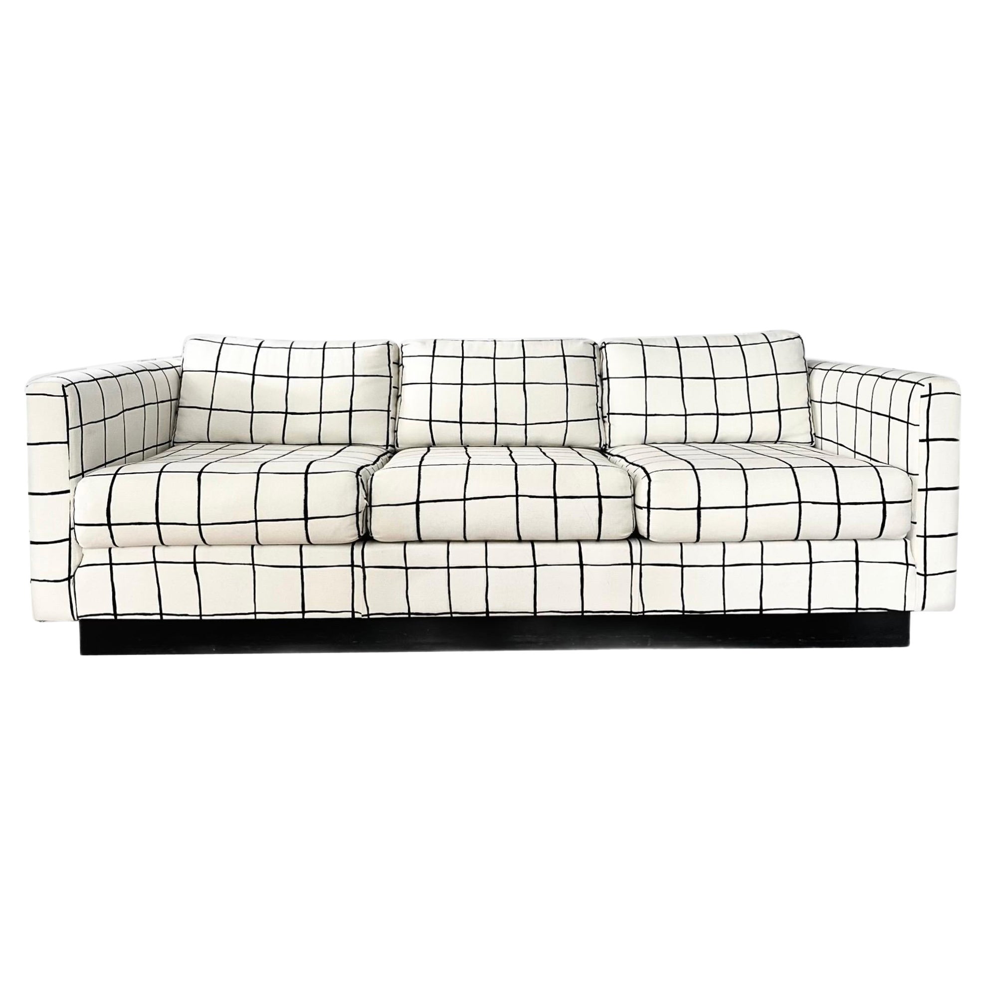 Milo Baughman Kelly Wearstler Canapé Coquette Alabaster 
Black Tuxedo Sofa en vente