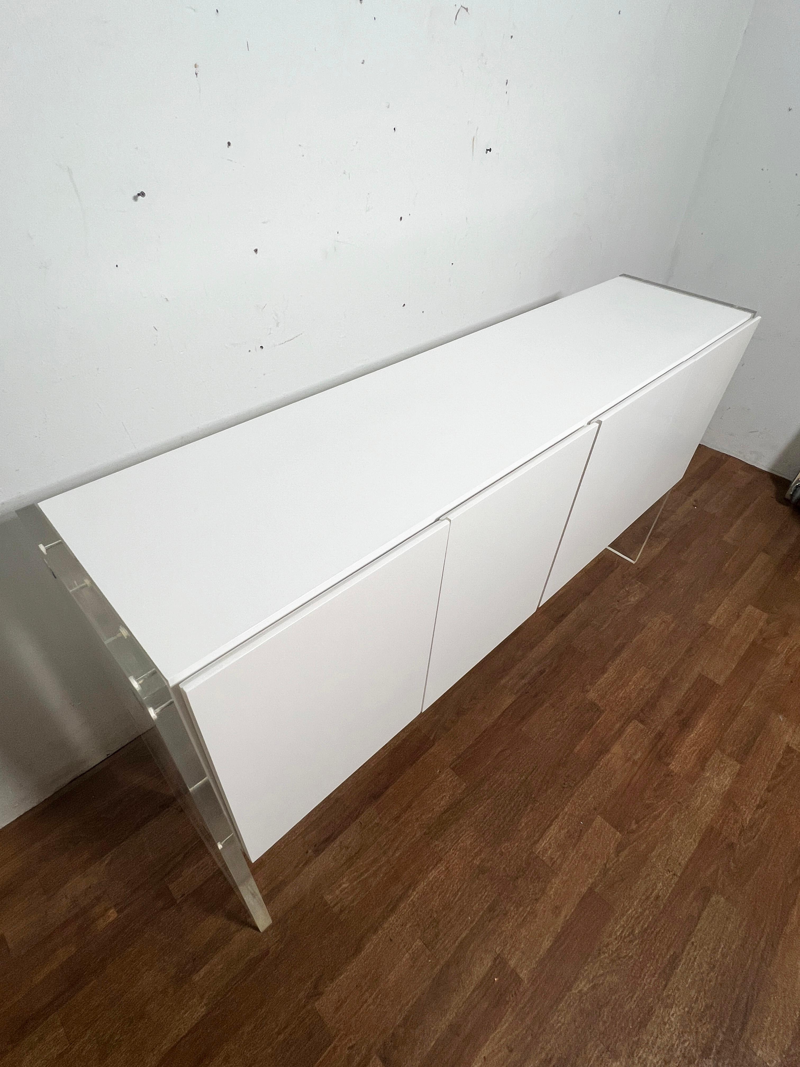 Mid-Century Modern Milo Baughman Lacquered Credenza with Lucite Sides, Circa 1970s