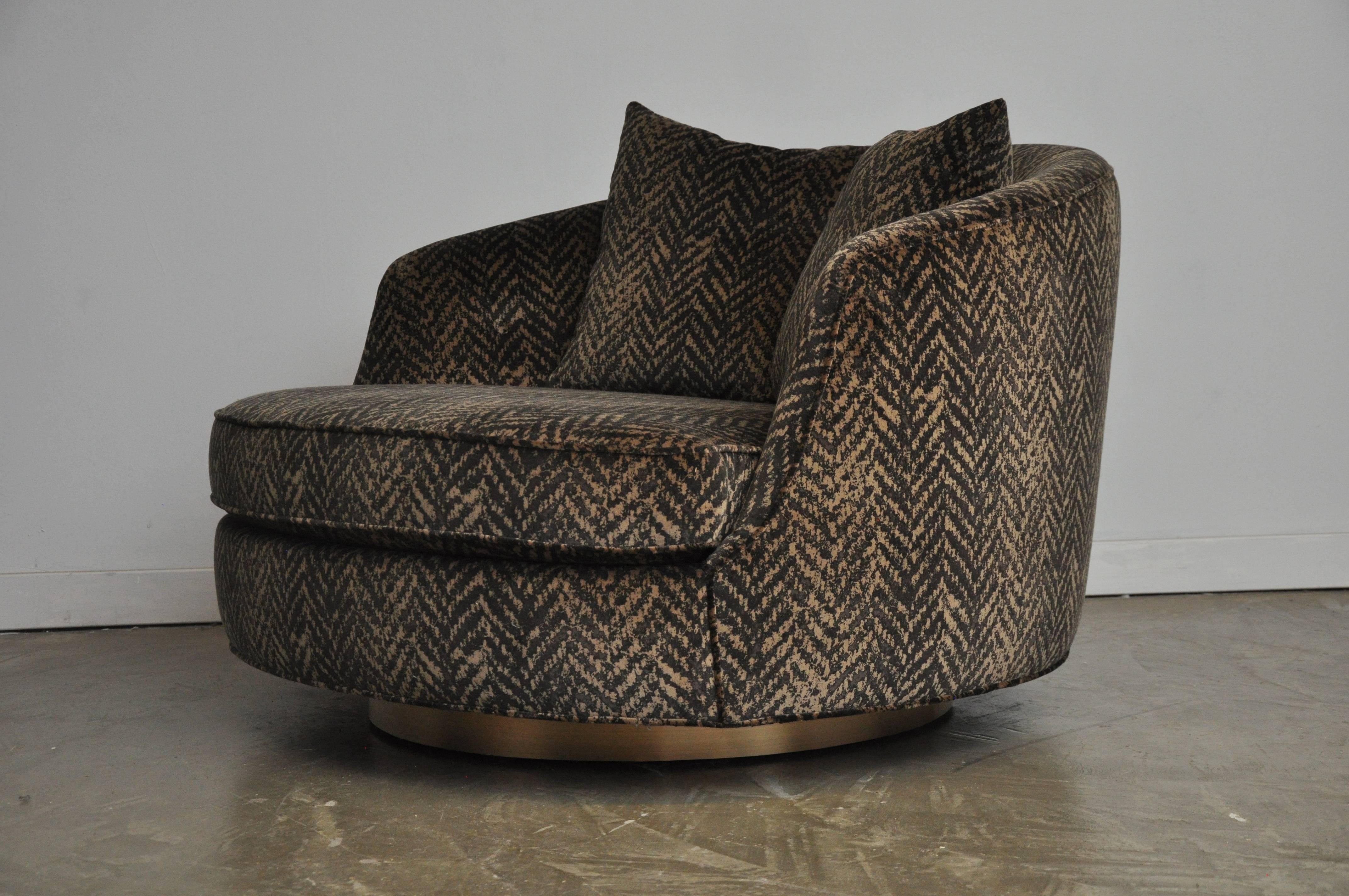 Large cuddle chair by Milo Baughman. Fully restored and reupholstered. Black and gold printed velvet upholstery on bronze swivel base.