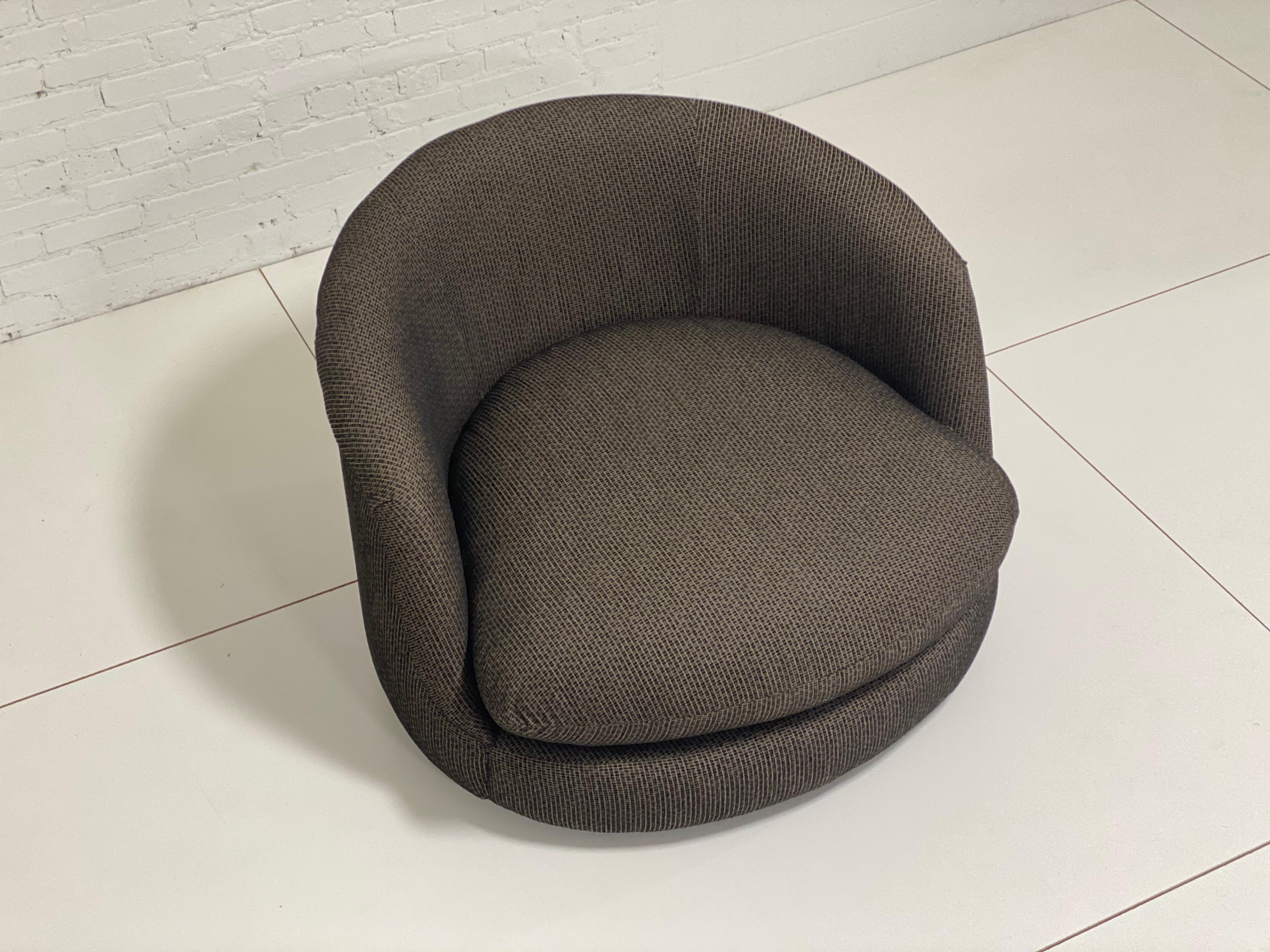 Milo Baughman Large Swivel Chair In Good Condition In Chicago, IL