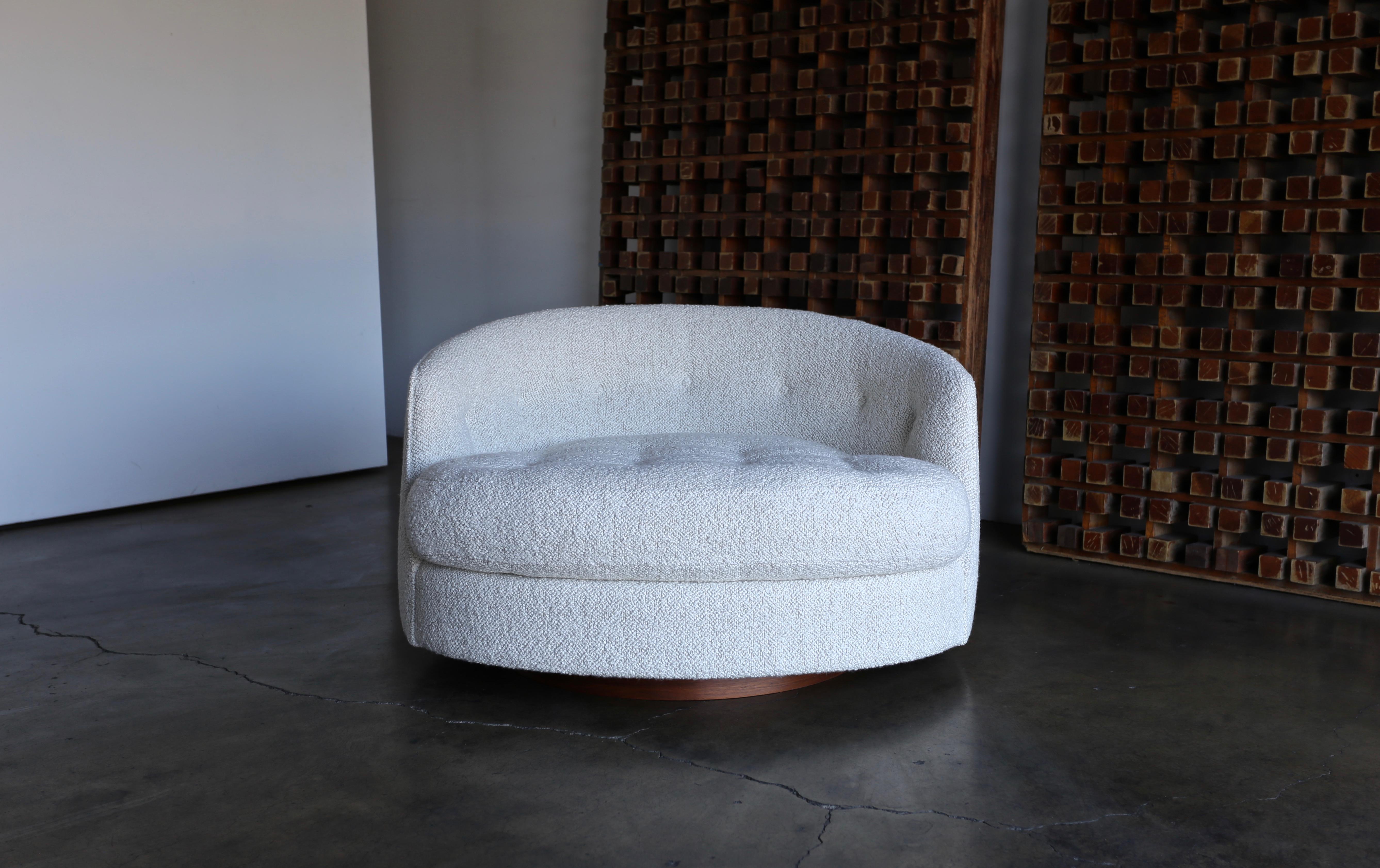 Mid-Century Modern Milo Baughman Large Swivel Lounge Chair for Thayer Coggin, circa 1970
