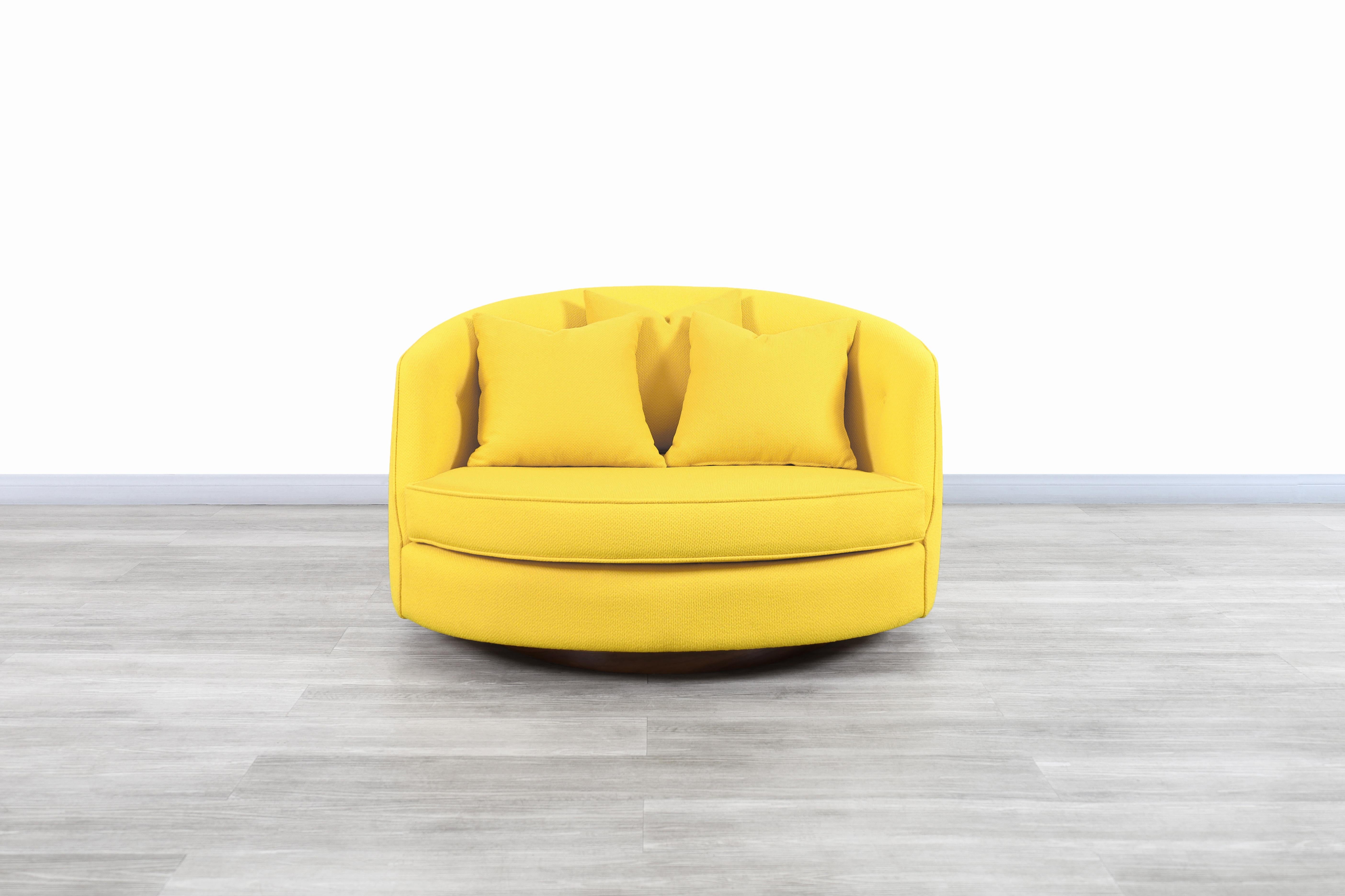 Mid-Century Modern Milo Baughman Large Swivel Lounge Chair for Thayer Coggin