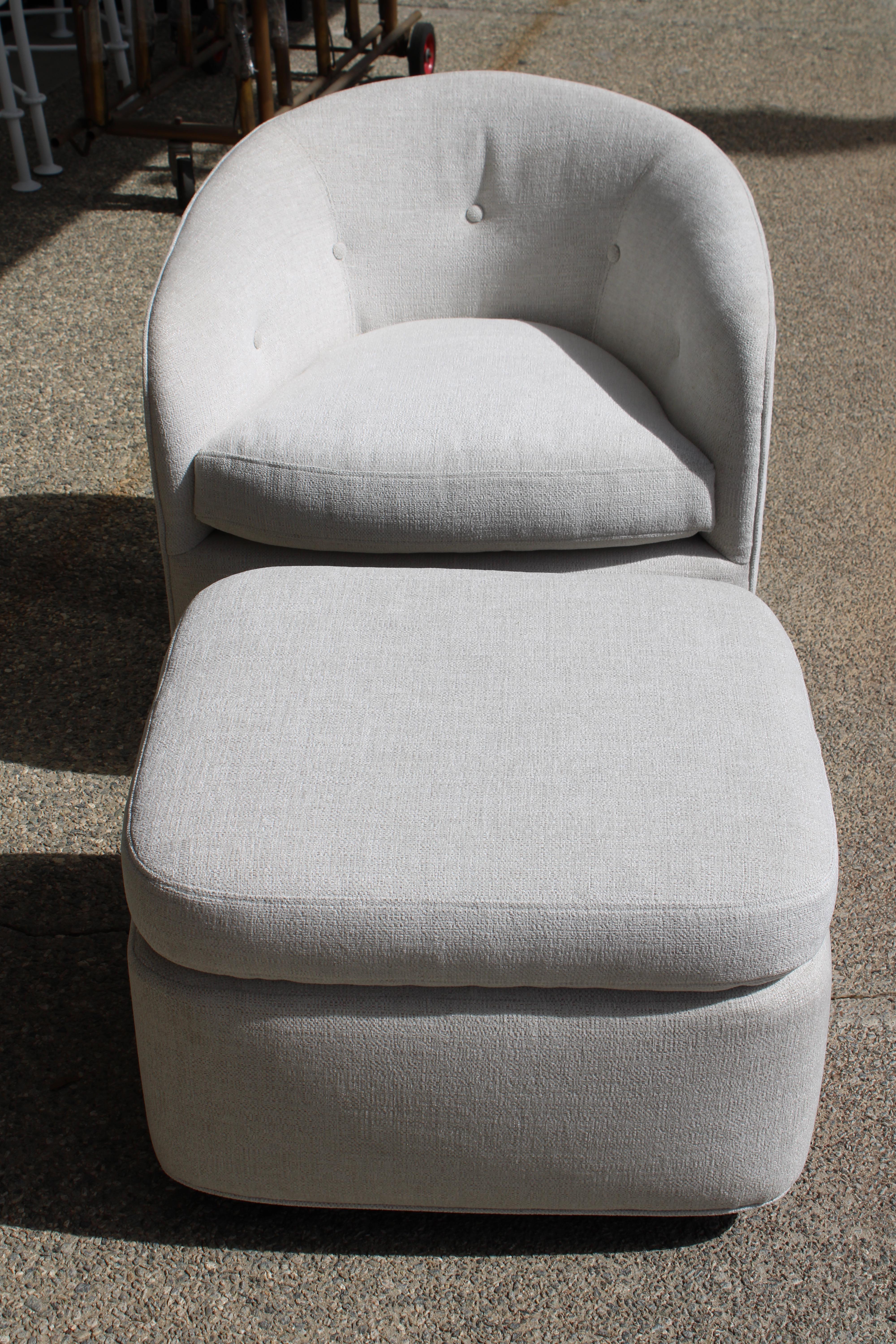 Tilt and swivel lounge chair and ottoman designed by Milo Baughman. 
 Lounge chair measures 28