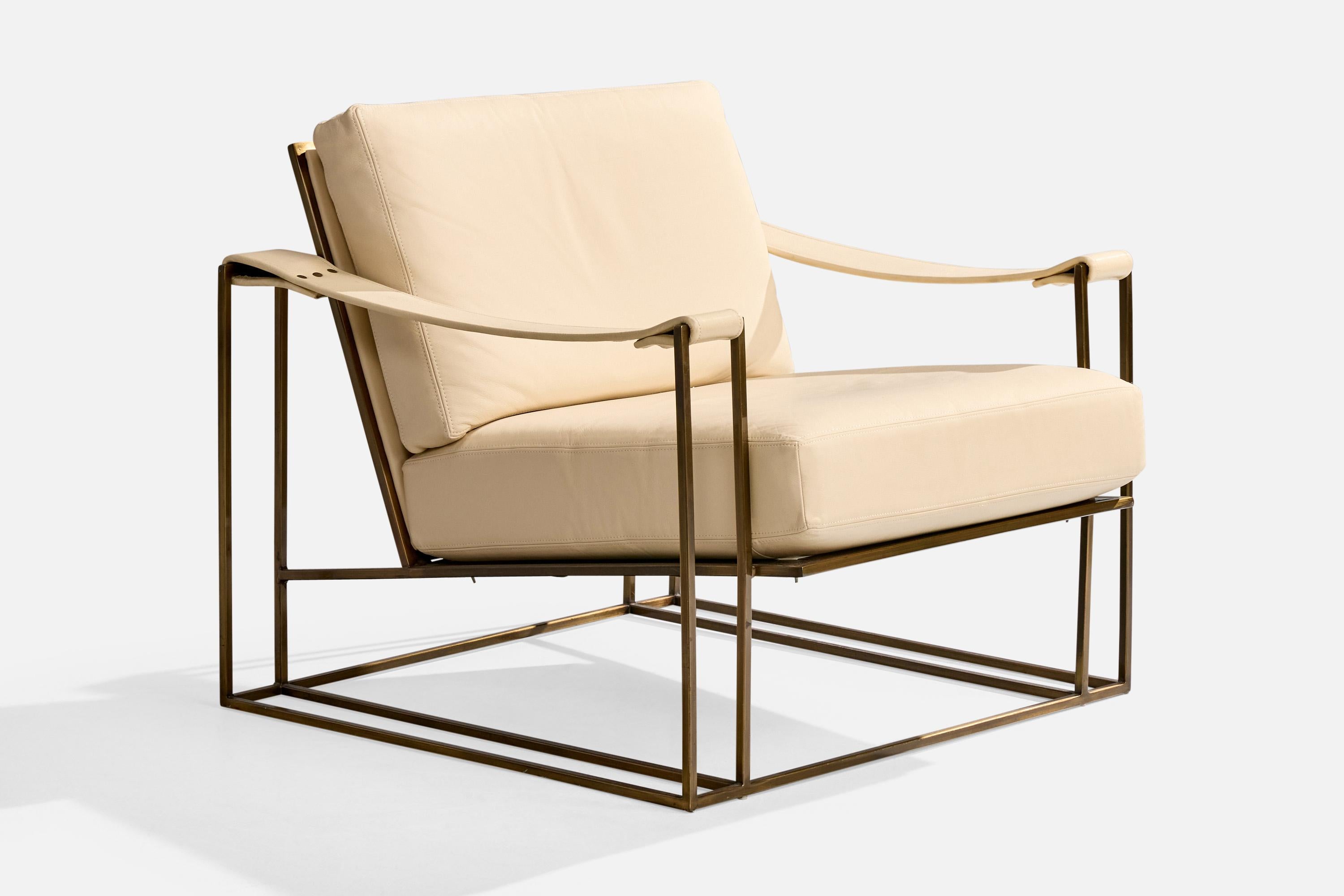 Una poltrona da salotto in acciaio placcato bronzo e pelle bianca e crema disegnata da Milo Baughman e prodotta da Thayer Coggin, USA, 1972 circa.

Provenienza: Proveniente dagli interni progettati da Baughman della casa di Thayer e Doris Coggin,