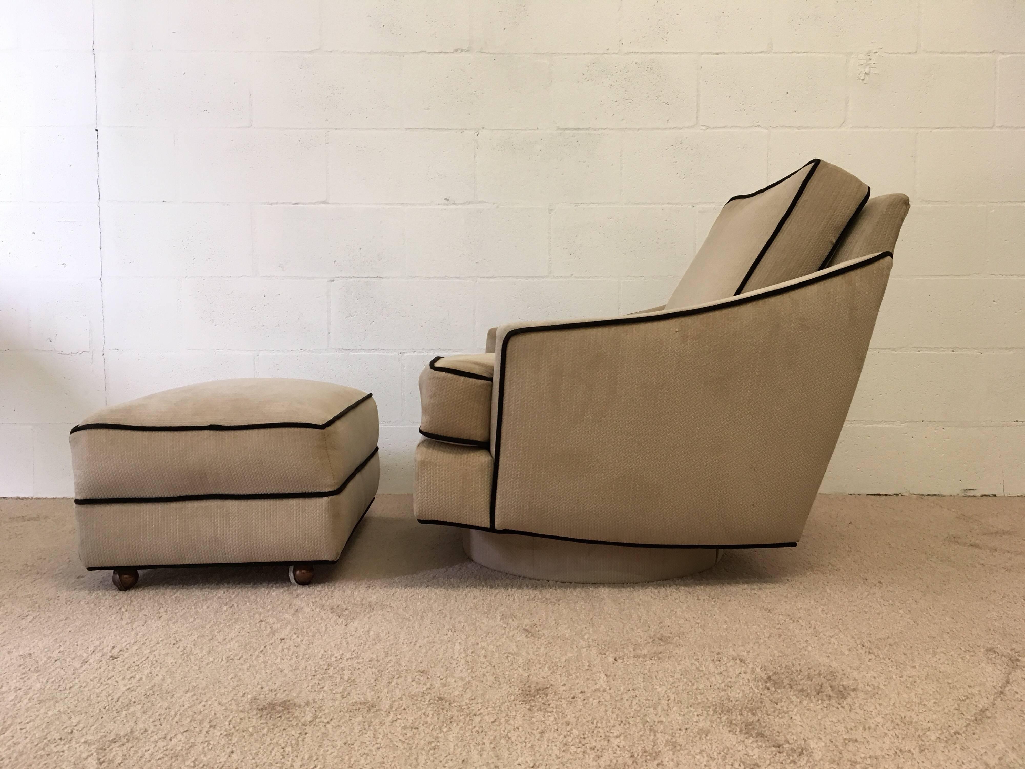 Mid-Century Modern Chaise longue Milo Baughman avec pouf en vente