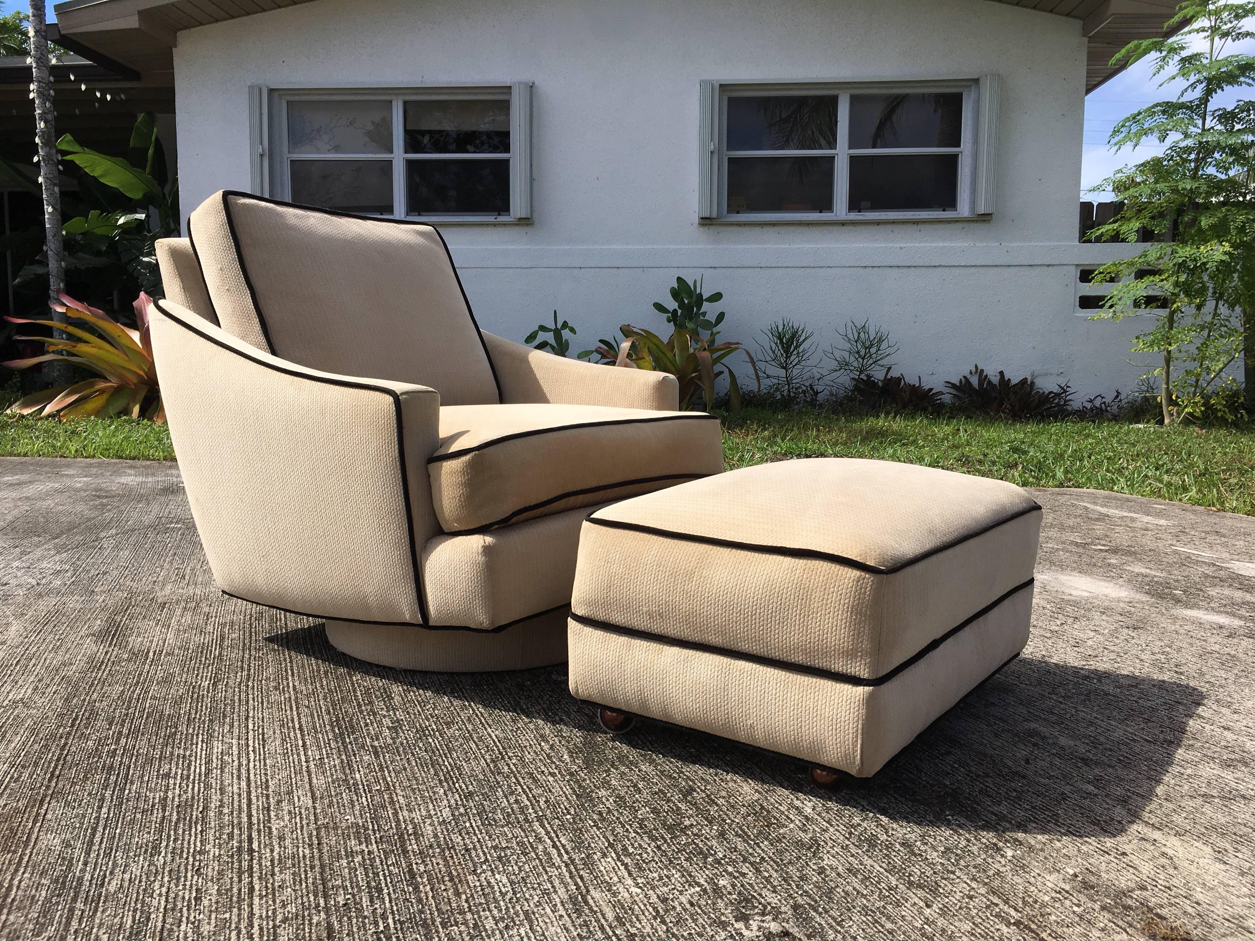 Chaise longue Milo Baughman avec pouf Bon état - En vente à Miami, FL