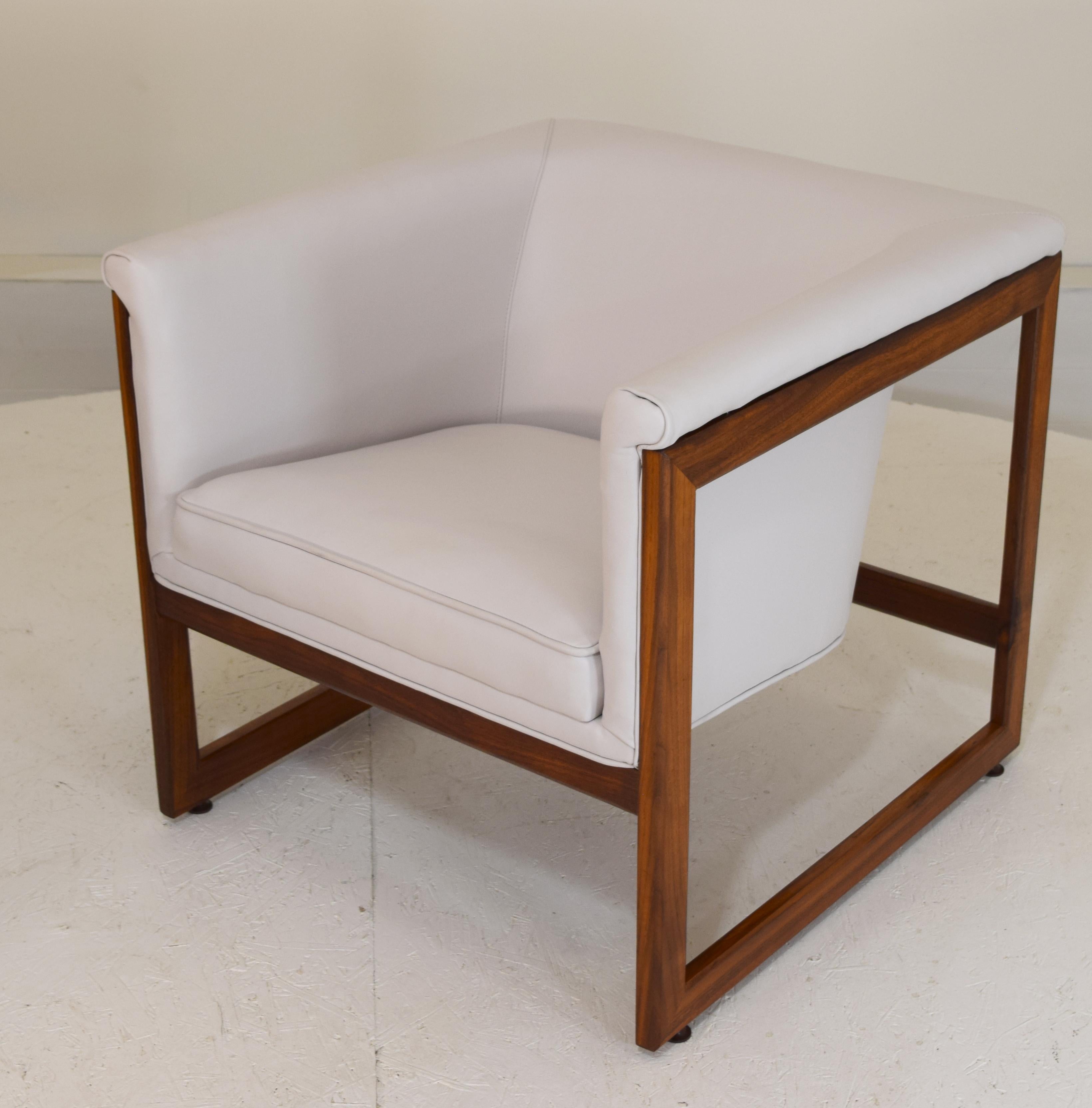 Lounge Chairs in Quartz White Leather and Walnut For Sale 4