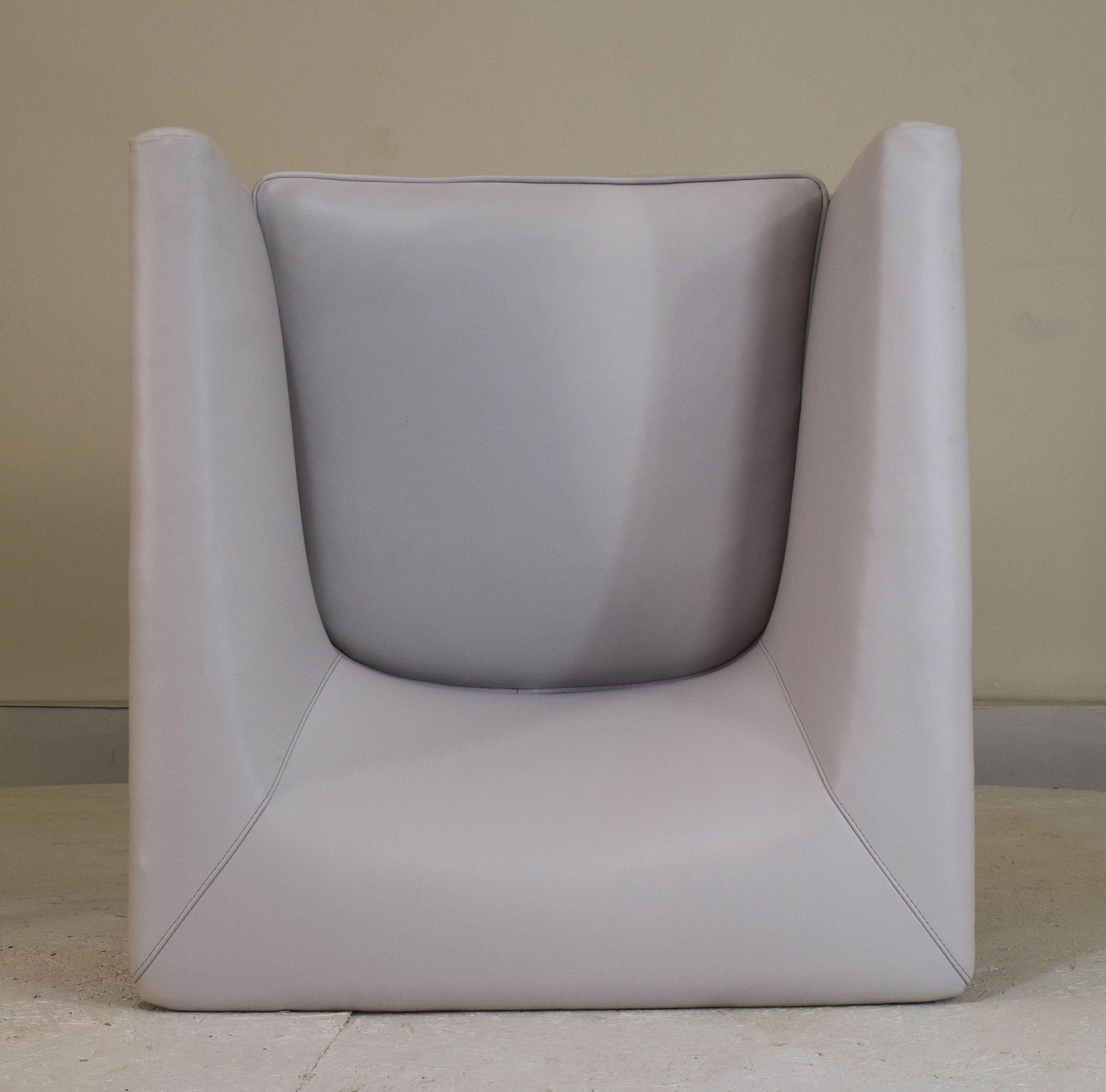Lounge Chairs in Quartz White Leather and Walnut For Sale 5
