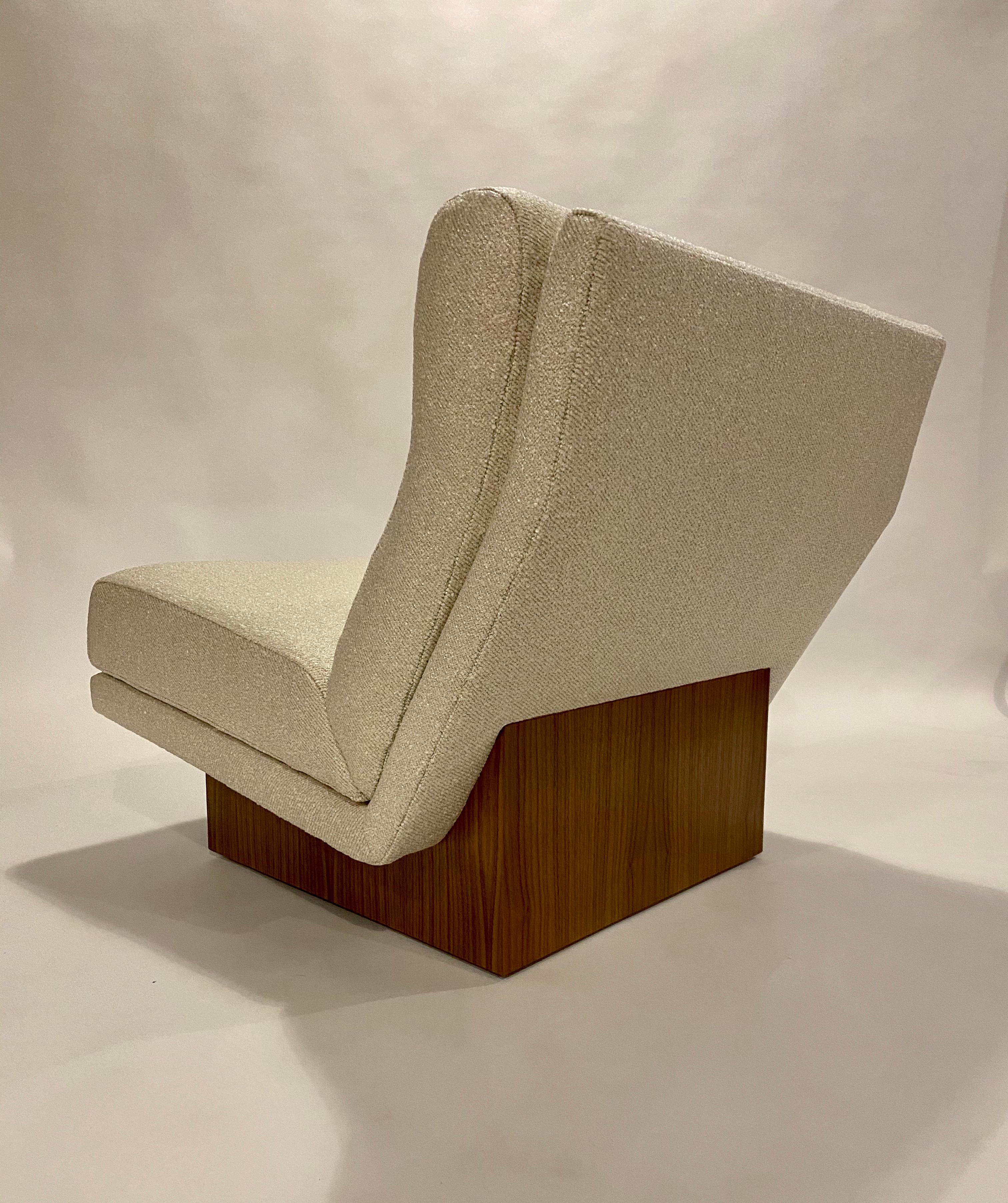 Milo Baughman Lounge Chairs on Walnut Plinths 1