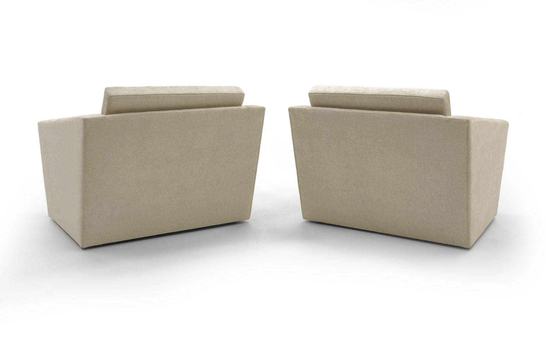 Mid-Century Modern Milo Baughman Lounge Chairs, Pair, Angular Design with New Knoll Fabric