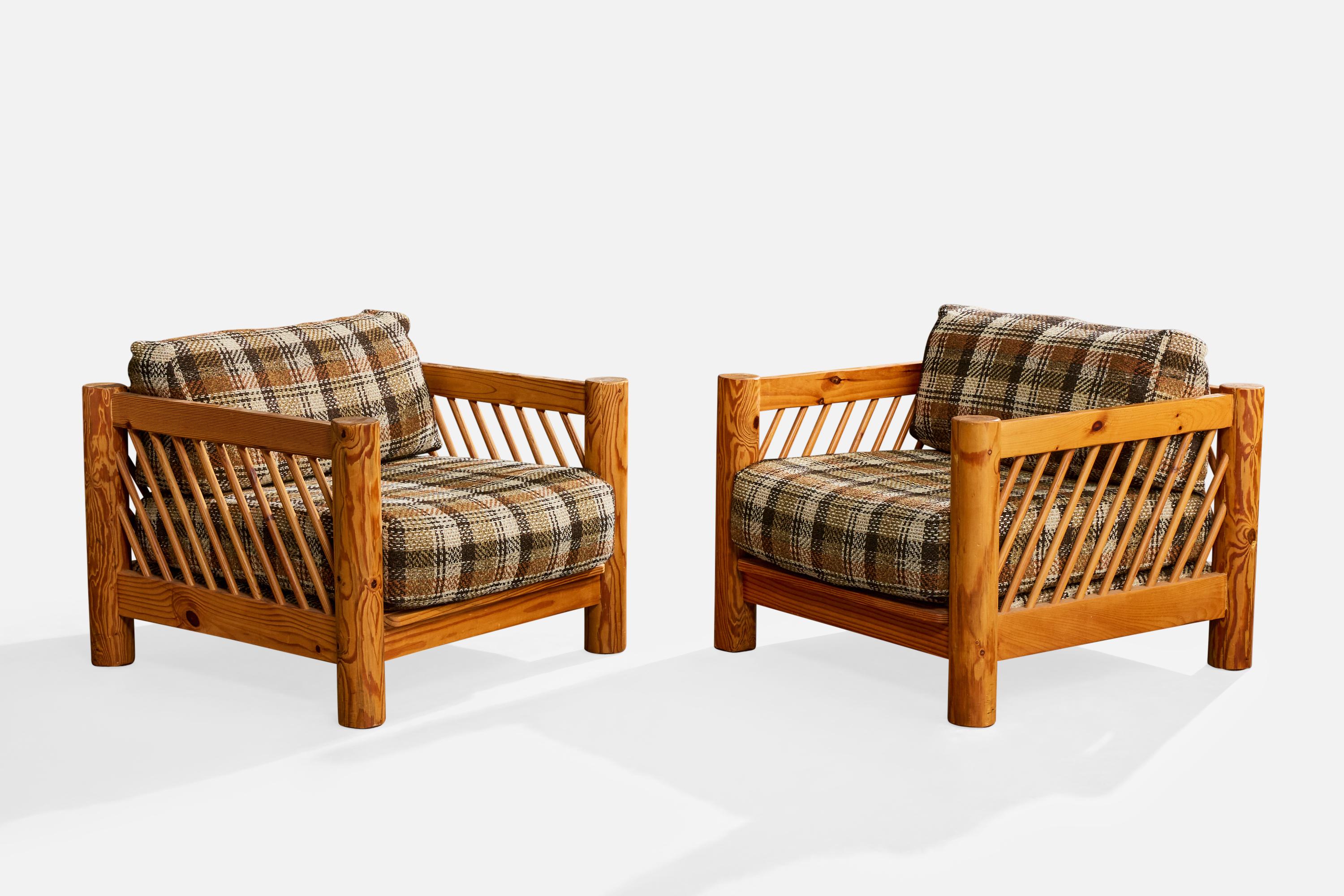 Paire de chaises longues en pin et en tissu conçues par Milo Baughman et produites par Thayer Coggin Inc, High Point, Caroline du Nord, États-Unis, vers les années 1970.

Craquelures naturelles du cadre en bois et légères usures.

L'une des chaises