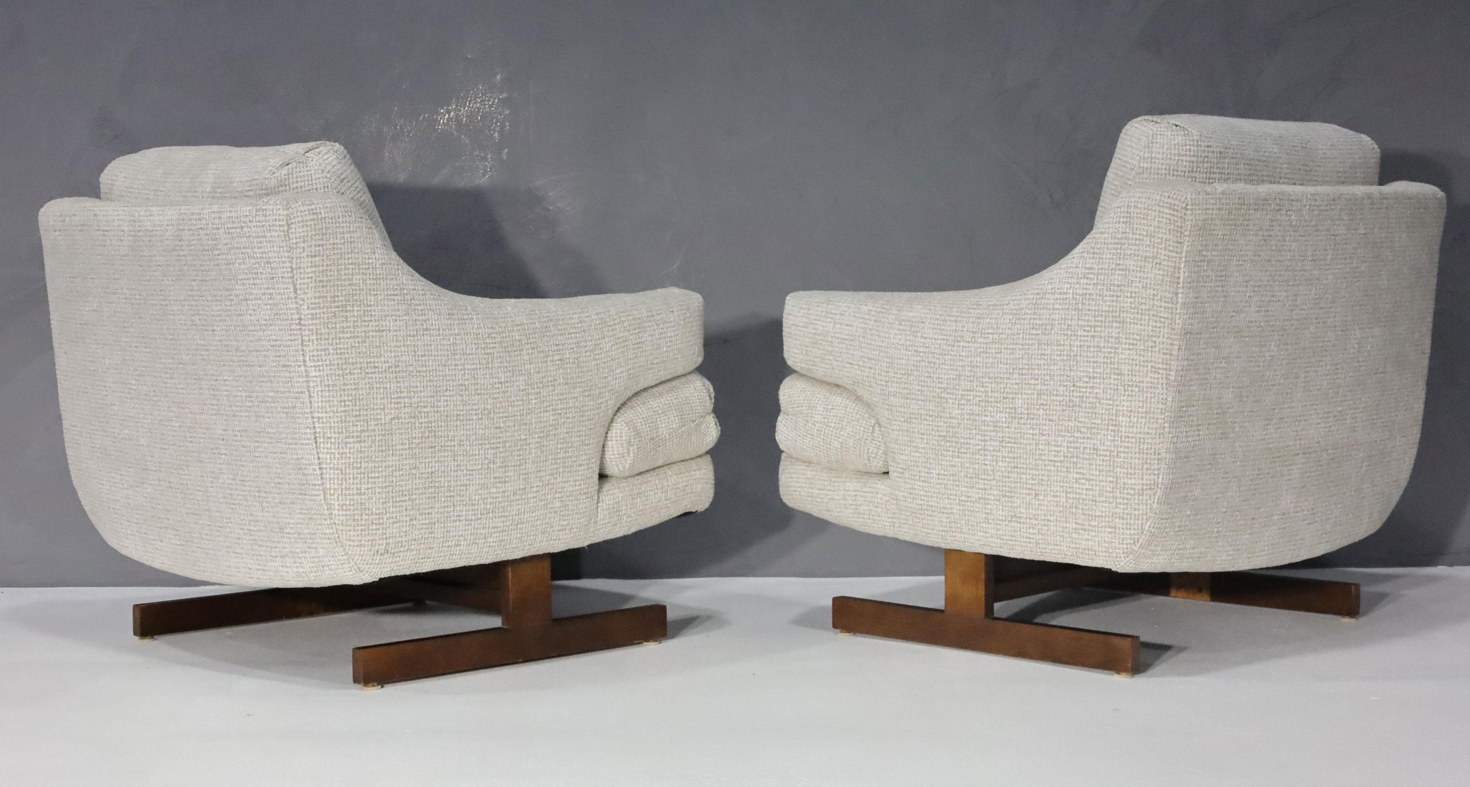 Milo Baughman-Stil-Loungesessel mit T-Leg-Sockel aus Nussbaumholz und neuer Polsterung (Moderne der Mitte des Jahrhunderts) im Angebot