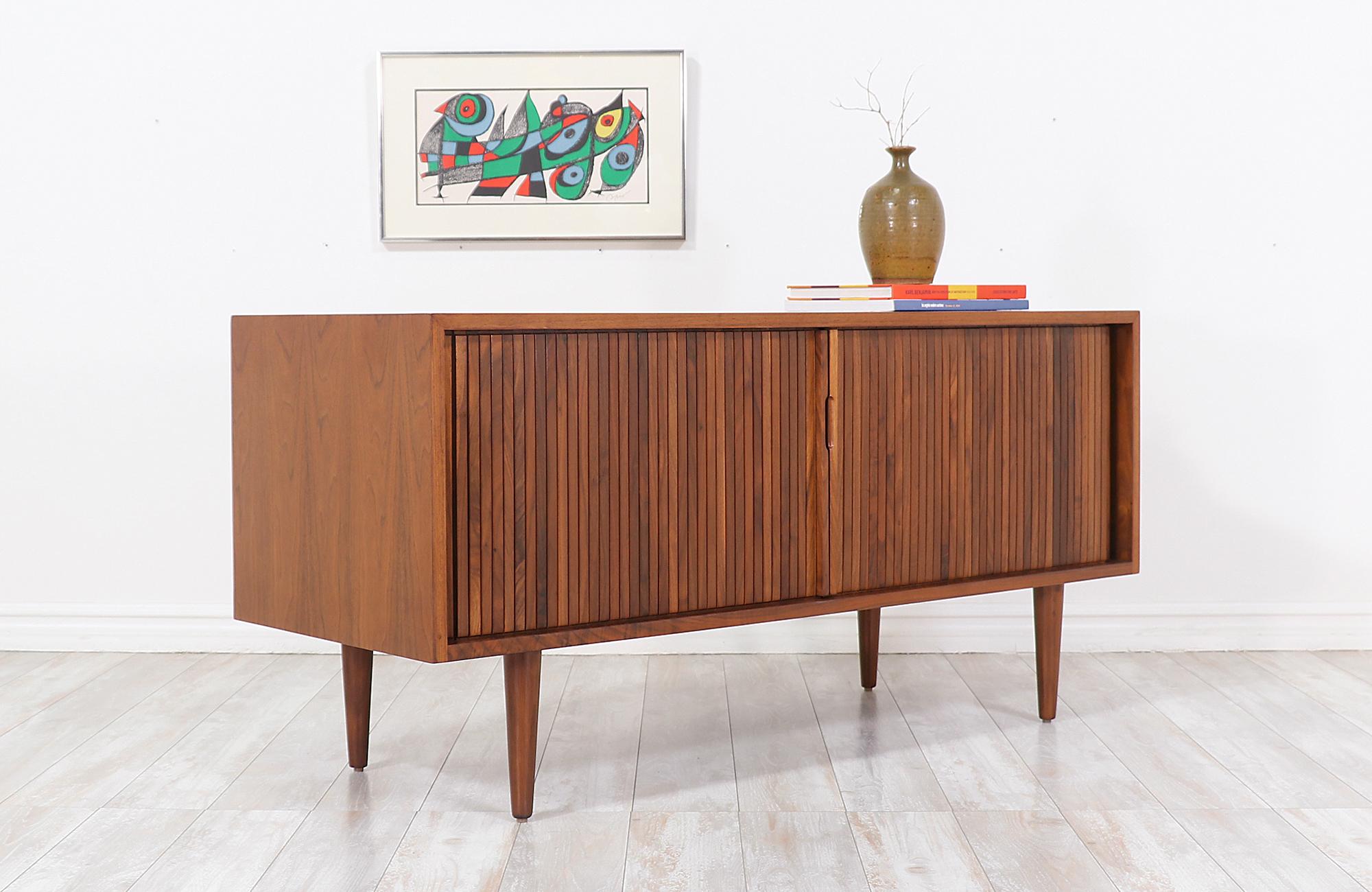 Milo Baughman Low Profile Tambour-Door Credenza for Glenn of California In Excellent Condition In Los Angeles, CA