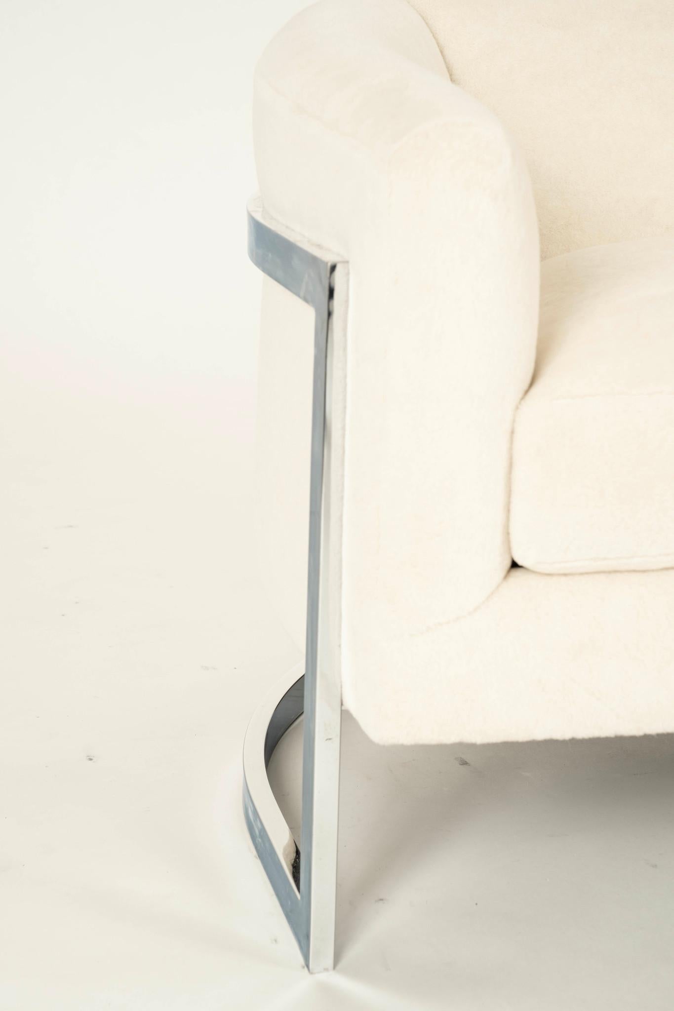 Milo Baughman Luxe Alpaka Chrom Lounge Stuhl (20. Jahrhundert) im Angebot