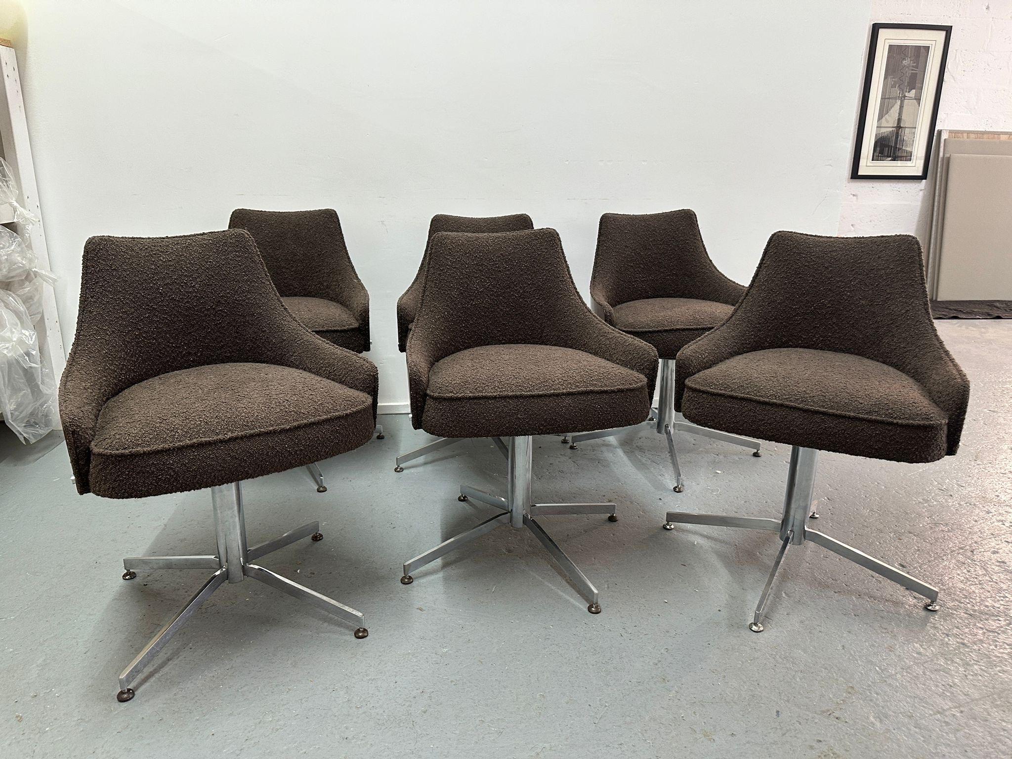 Questo grazioso set di 6 sedie per sala da pranzo di Milo Baughman, girevole a 360 gradi, presenta un'impiallacciatura in legno di mogano con schienale curvato e un nuovo tessuto boucle color terra.  Basi cromate originali.  Appena uscito da uno