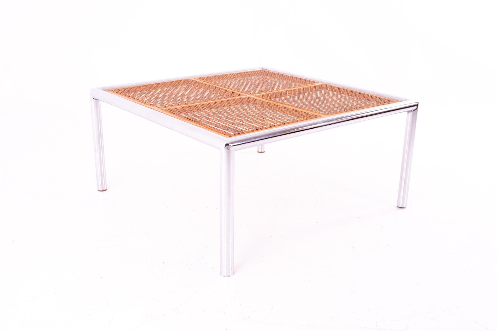 Mid-Century Modern Style Milo Baughman  Table basse du milieu du siècle dernier en rotin et plateau en verre chromé en vente