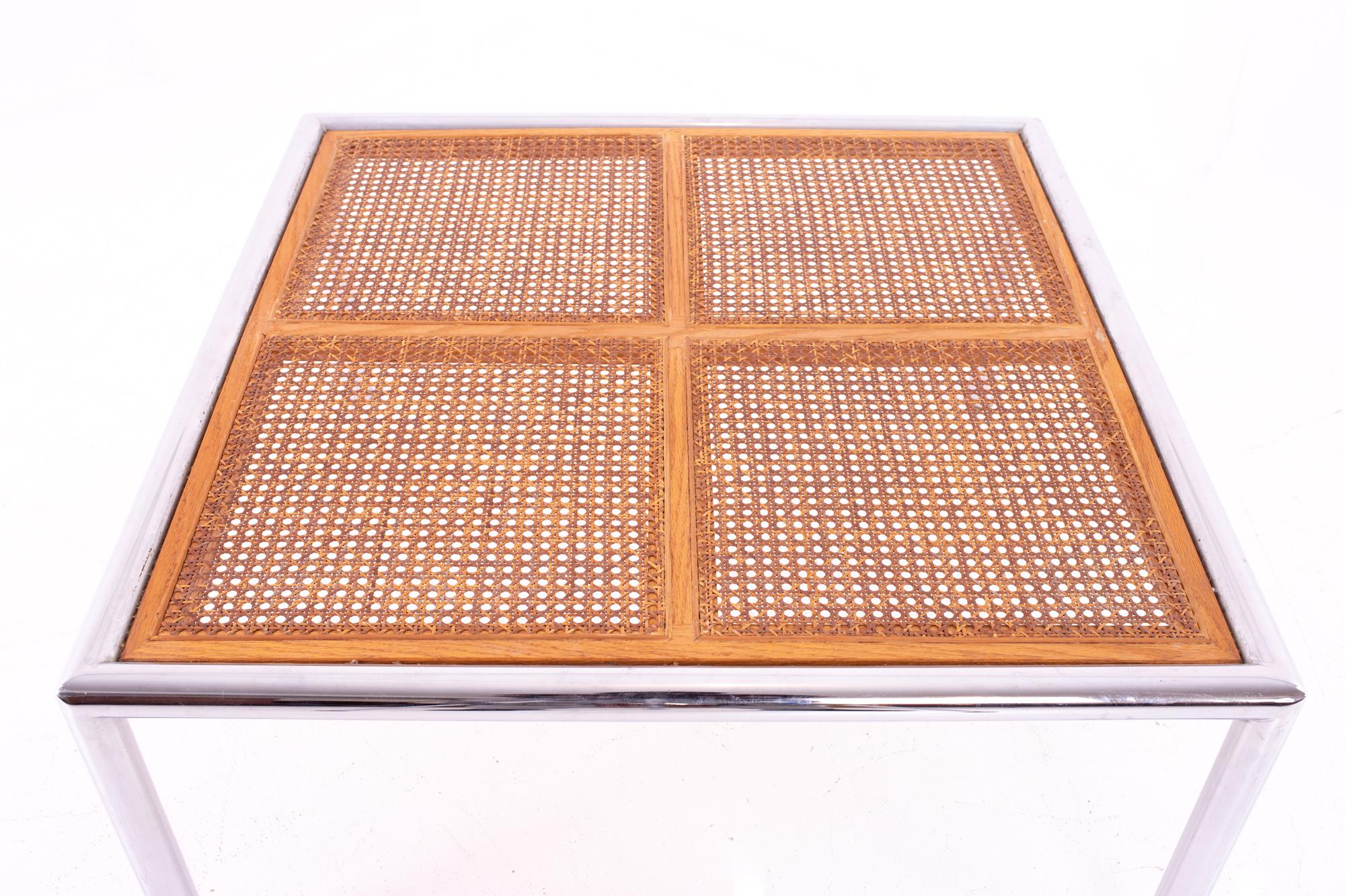 Fin du 20e siècle Style Milo Baughman  Table basse du milieu du siècle dernier en rotin et plateau en verre chromé en vente