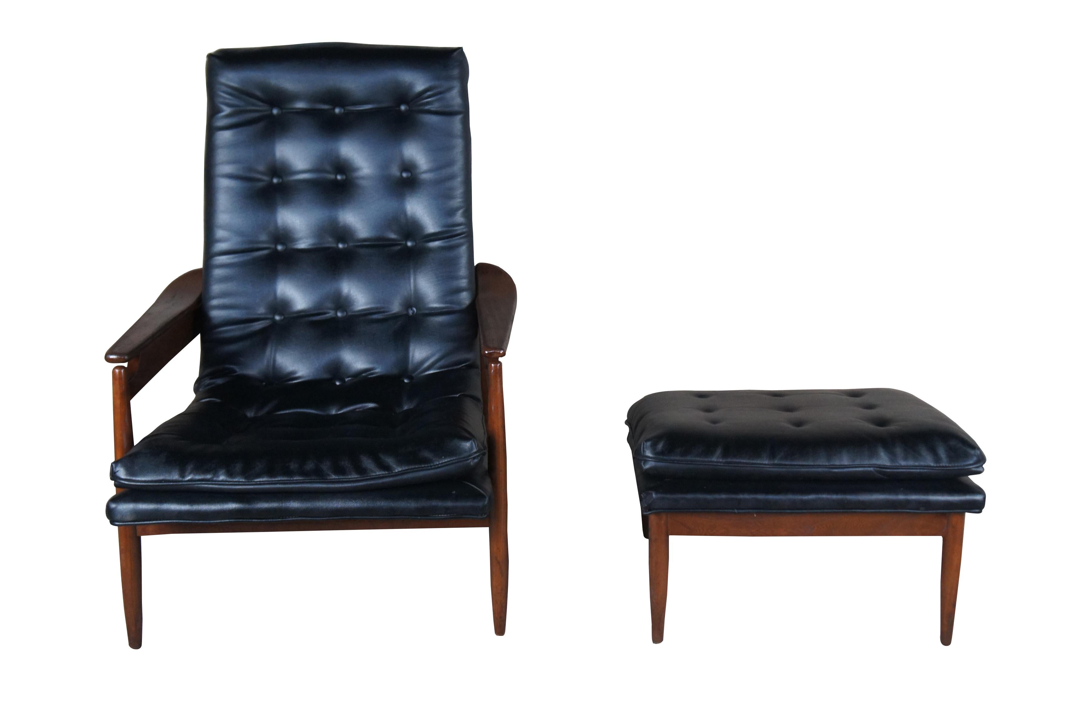 Fauteuil de salon et ottman scoop de Milo Baughman du milieu du siècle dernier. Fabriqué en chêne avec une finition noyer et un revêtement en Naugahyde noir touffeté.
Milo Baughman (américain, 1923-2003) est un designer de meubles né à Goodland, KS,
