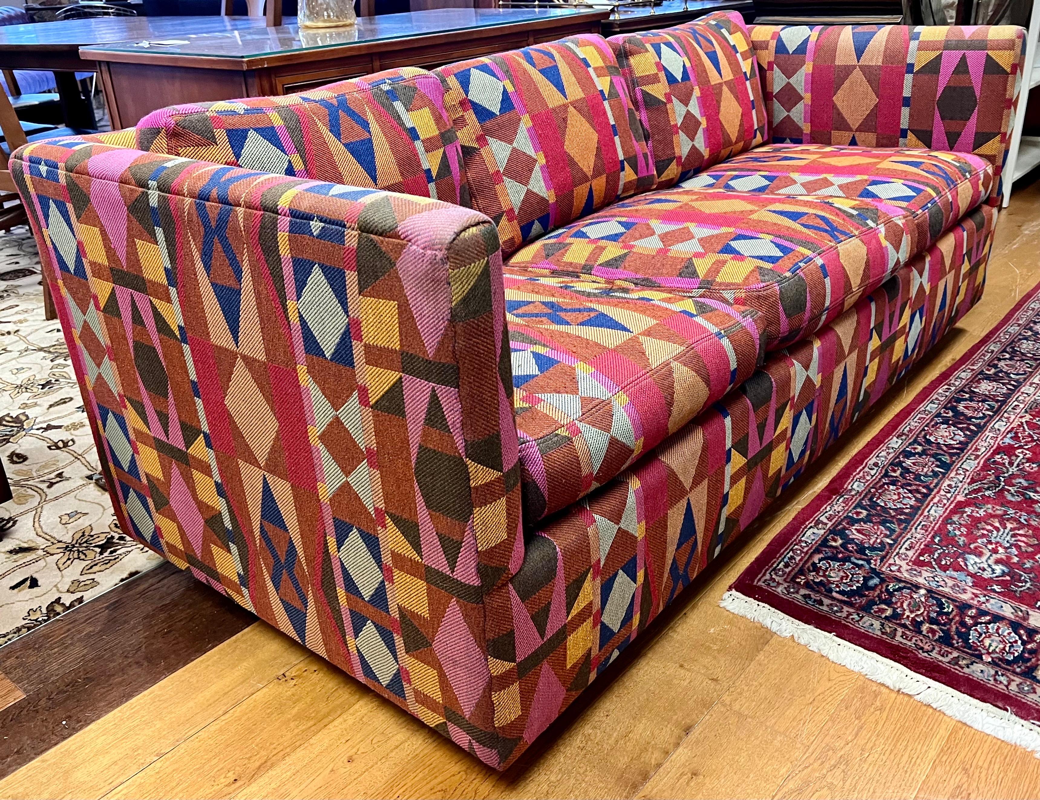 Milo Baughman Modernes rotes schwebendes Smoking-Sofa aus der Mitte des Jahrhunderts (Moderne der Mitte des Jahrhunderts) im Angebot