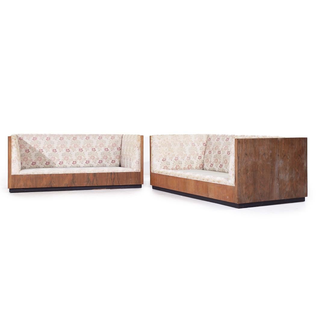 Mid-Century moderno Milo Baughman - Coppia di divani con cassa in palissandro del Medioevo in vendita