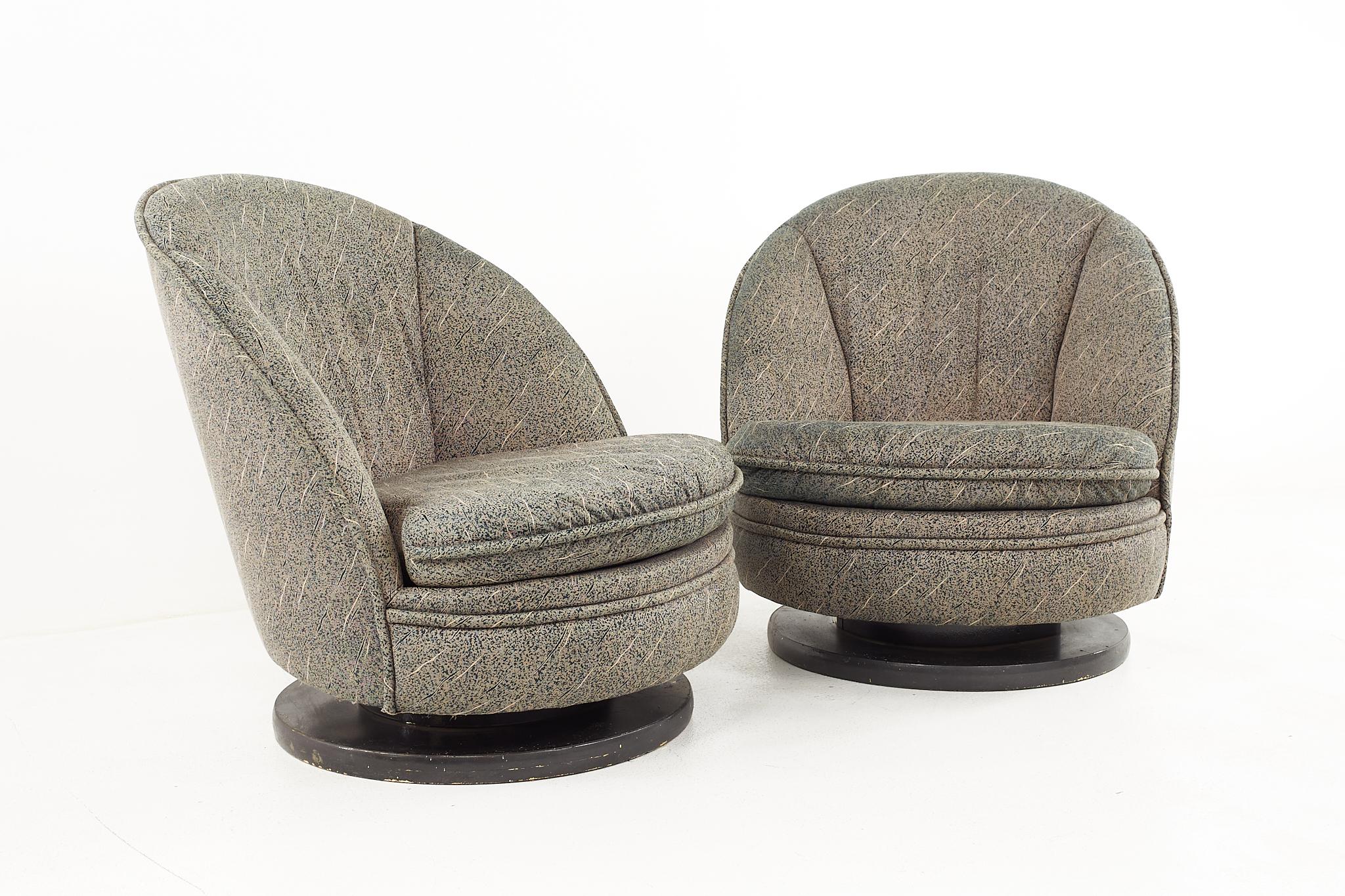 Milo Baughman Mid Century Swivel Rocking Lounge Stühle - Ein Paar

Jeder Stuhl misst: 32 breit x 23 tief x 32 hoch, mit einer Sitzhöhe von 12 Zoll 

Alle Möbelstücke sind in einem so genannten restaurierten Vintage-Zustand zu haben. Das