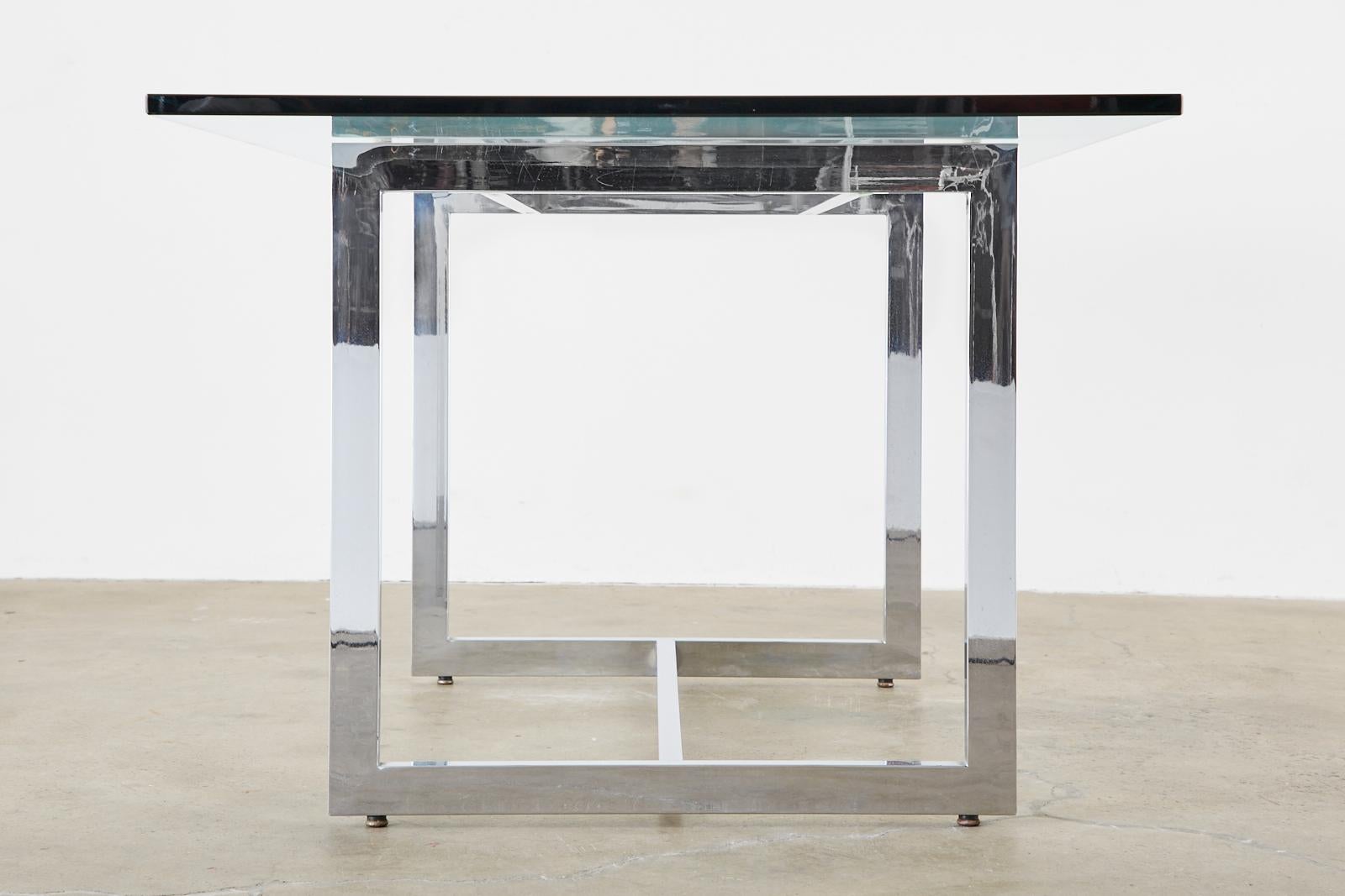 Verre Table de salle à manger du milieu du siècle en verre et chrome Milo Baughman en vente