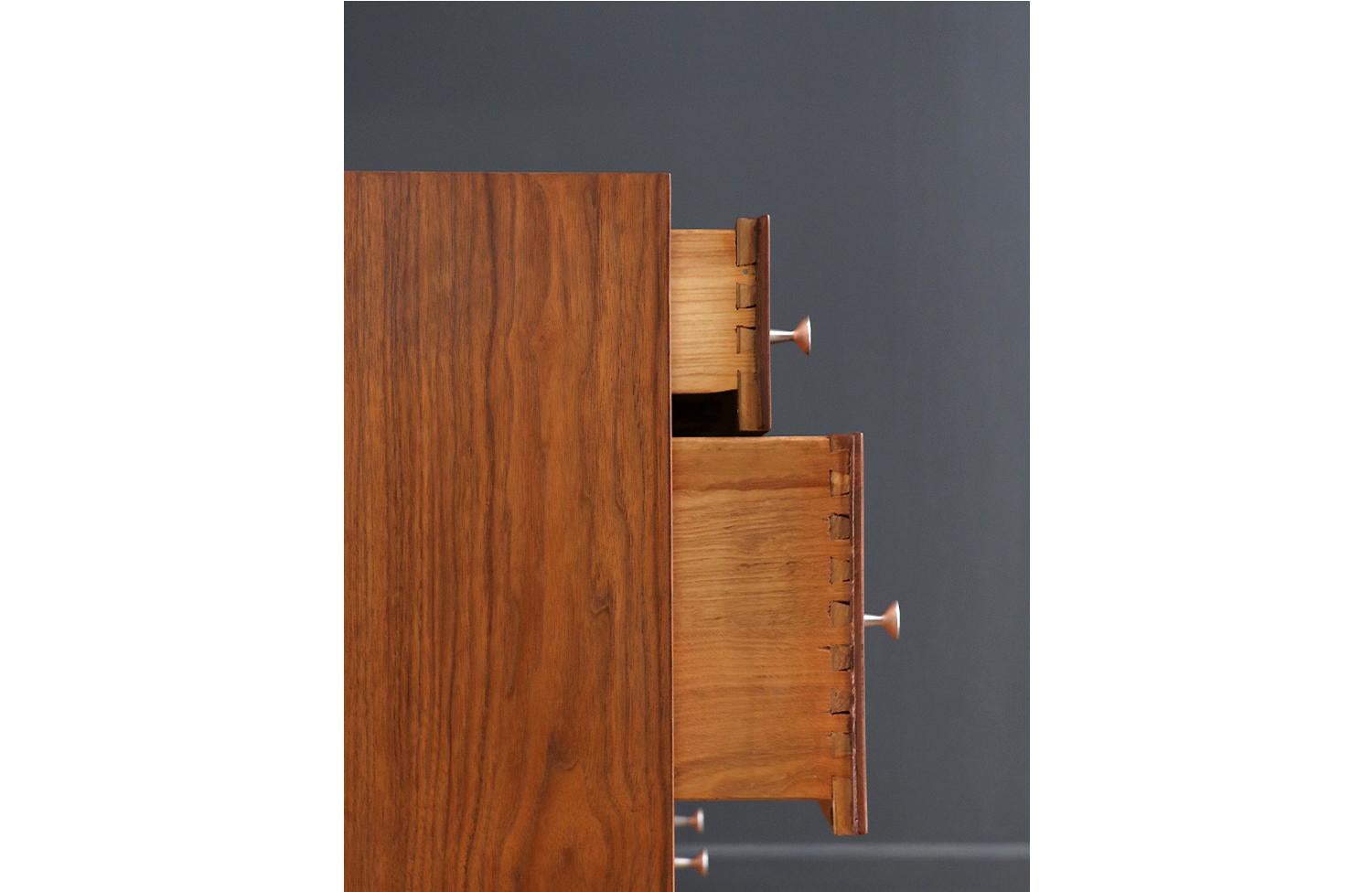 Milo Baughman Modernist Walnut Dresser for Glenn of California For Sale 4