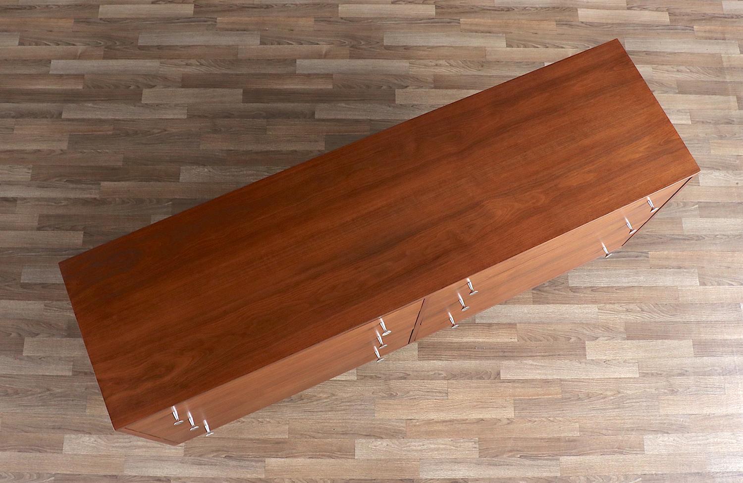 Milo Baughman Modernist Walnut Dresser for Glenn of California For Sale 5