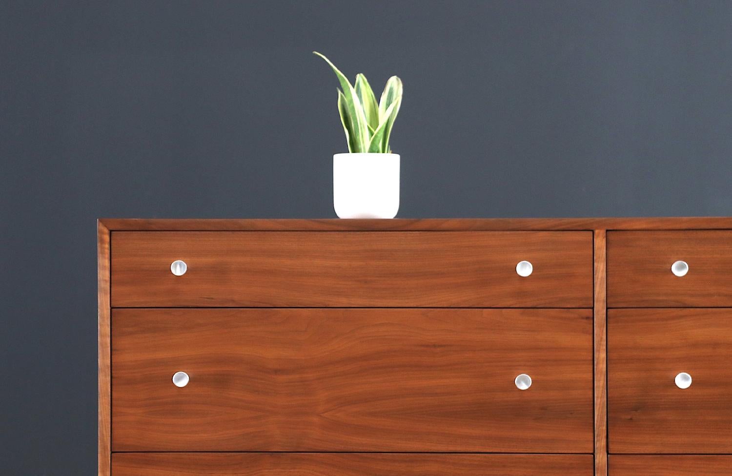 Milo Baughman Modernist Walnut Dresser for Glenn of California In Excellent Condition For Sale In Los Angeles, CA
