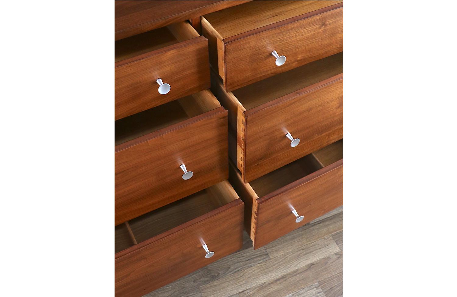 Milo Baughman Modernist Walnut Dresser for Glenn of California For Sale 1