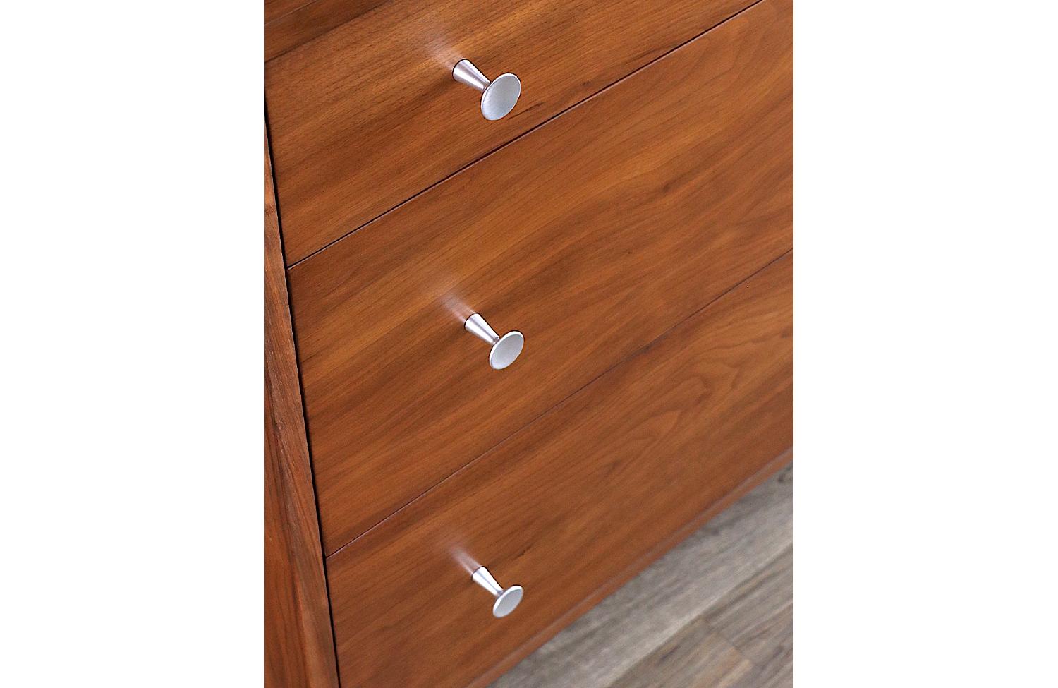 Milo Baughman Modernist Walnut Dresser for Glenn of California For Sale 2