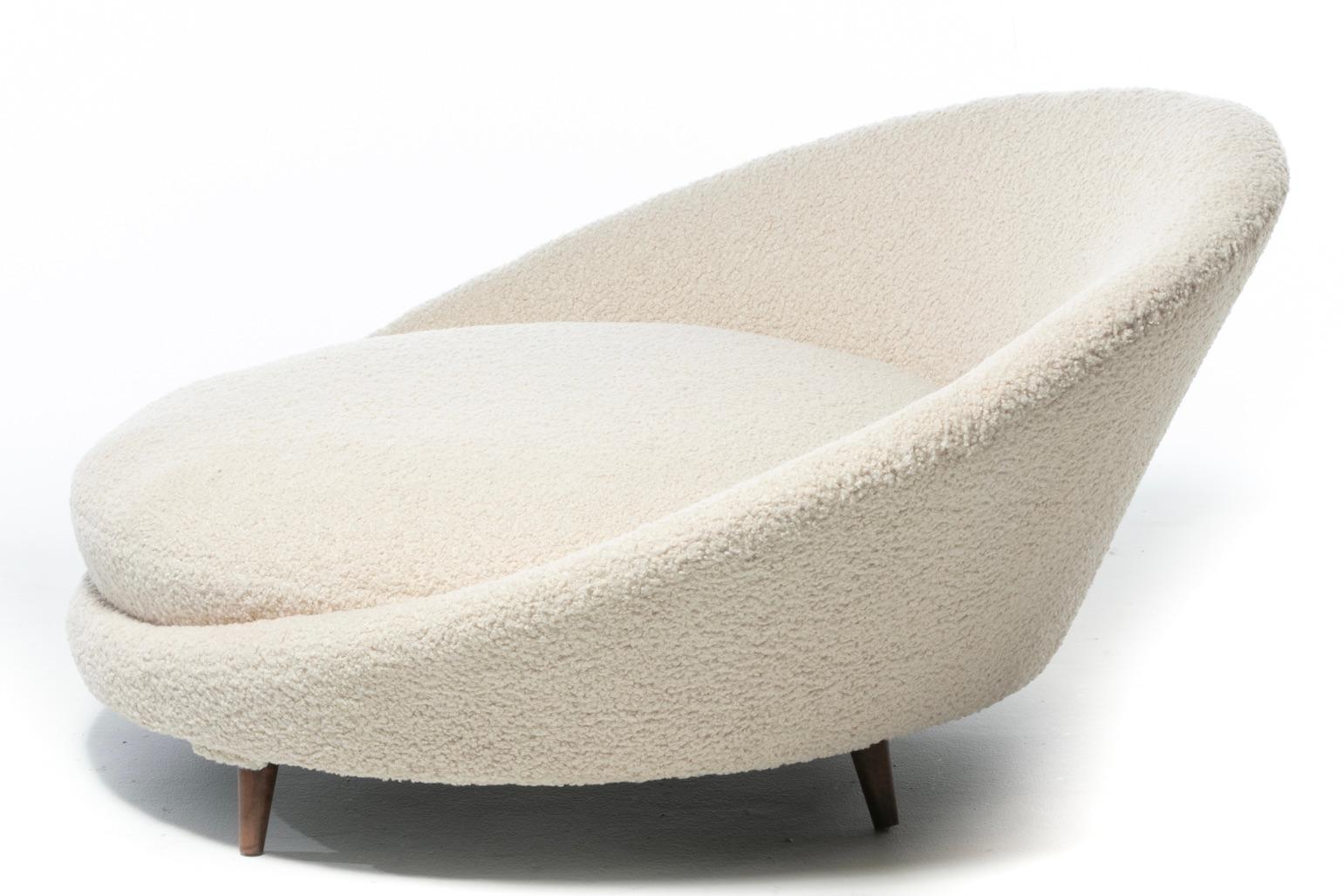 Milo Baughman Style Monumental Satellite Chair in Soft Ivory White Bouclé c.1960 For Sale 2