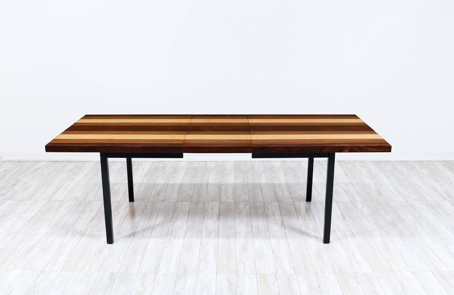 Ausziehbarer Esstisch aus mehreren Holzarten von Milo Baughman für Directional (amerikanisch) im Angebot
