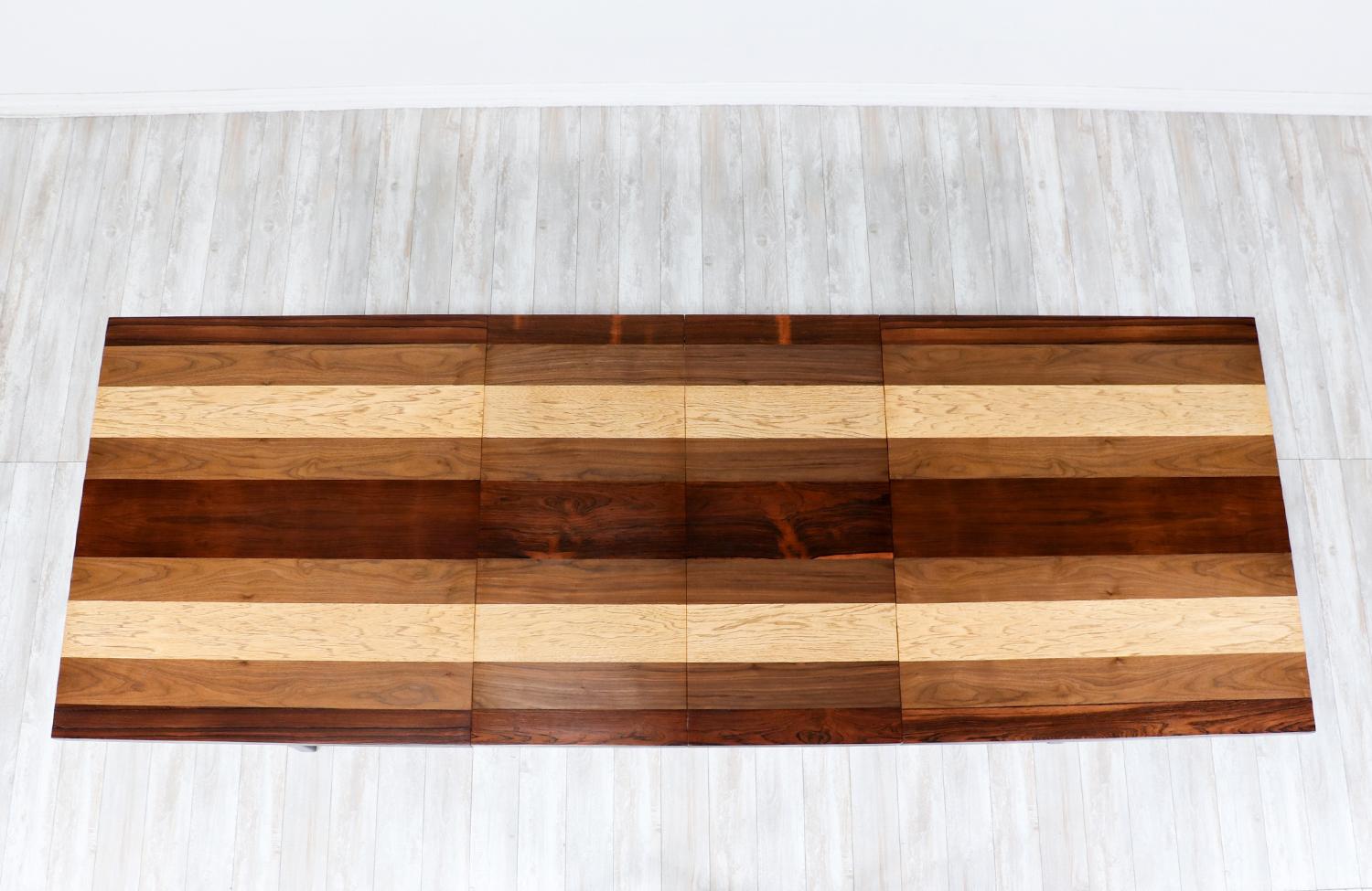 Ausziehbarer Esstisch aus mehreren Holzarten von Milo Baughman für Directional (Mitte des 20. Jahrhunderts) im Angebot