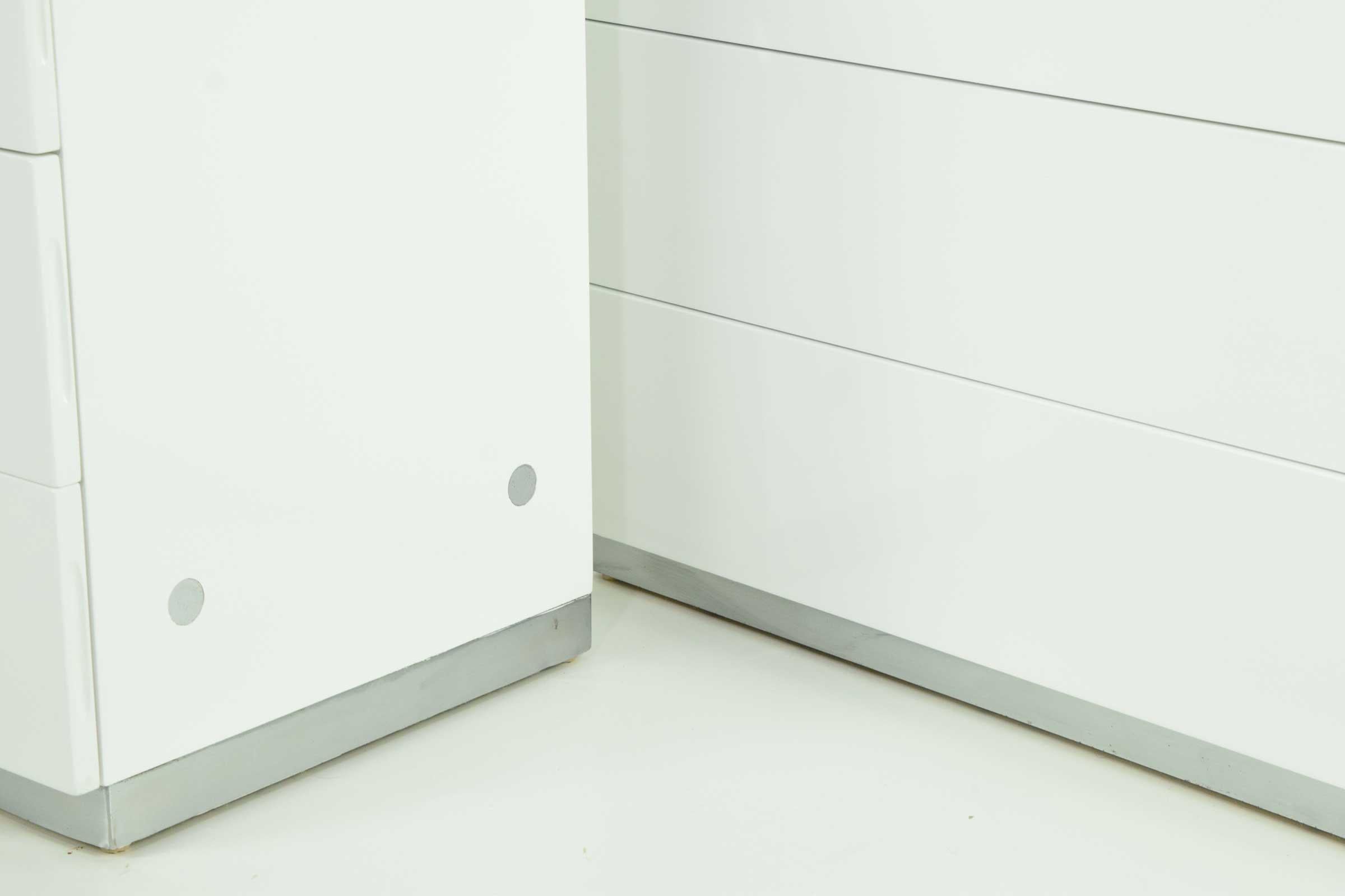 Paire de tables de nuit/coffres en laque blanche magnifiquement restaurée par Milo Baughman pour Thayer. Les coffres ont trois tiroirs chacun et des détails chromés sur les côtés ainsi qu'une base chromée.