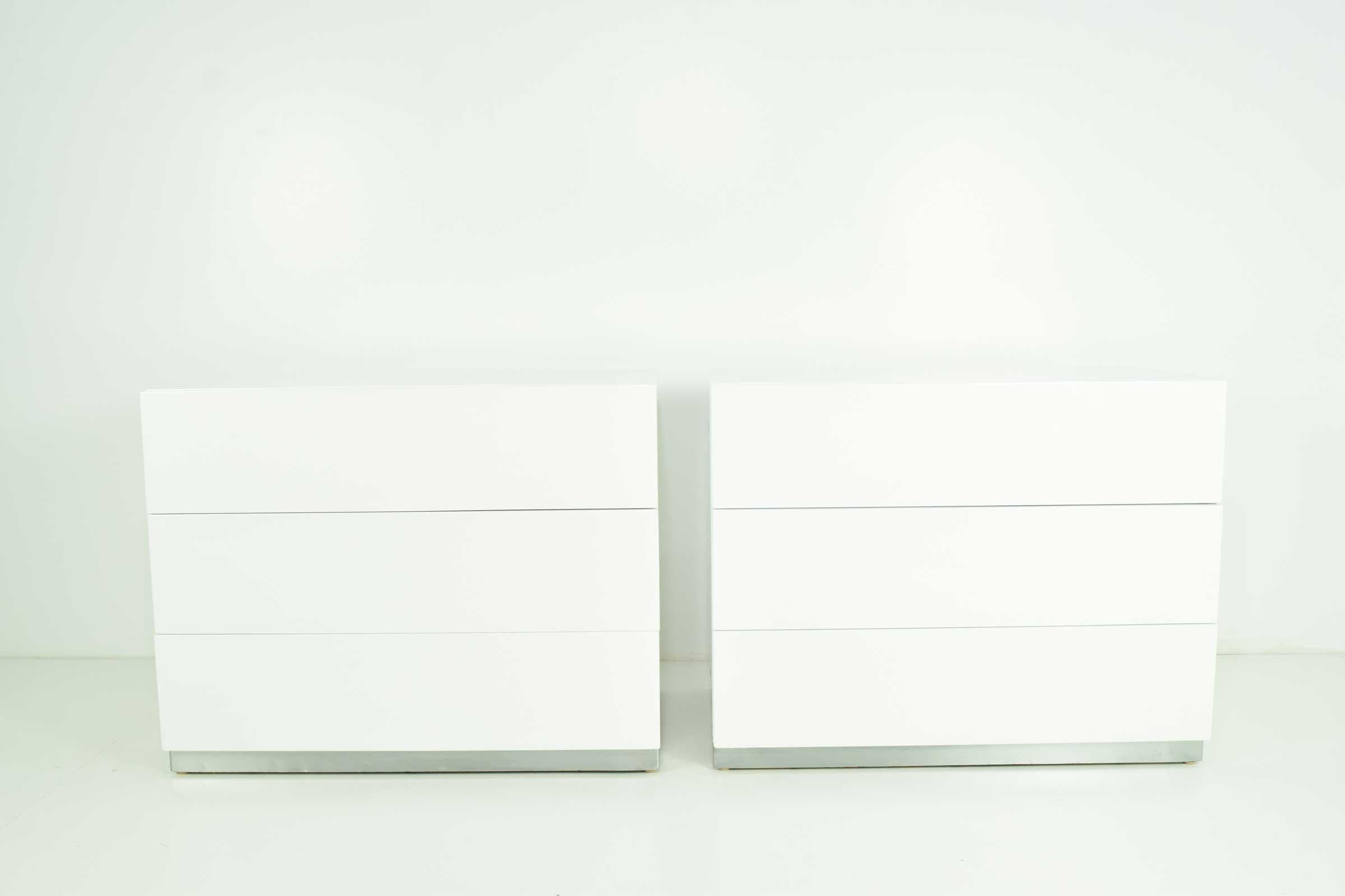 20ième siècle Tables de nuit Milo Baughman en laque blanche en vente