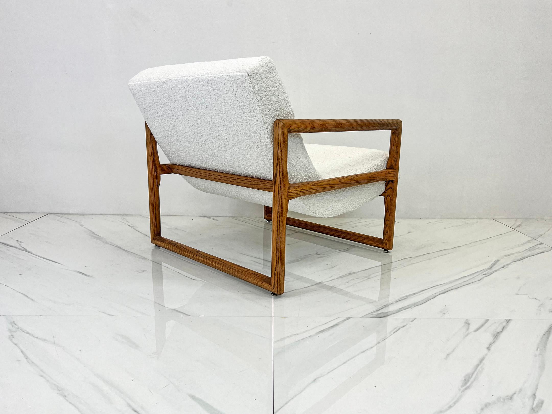 Milo Baughman Oak Framed Scoop Lounge Chair, White Bouclé, 1980s In Good Condition In Culver City, CA