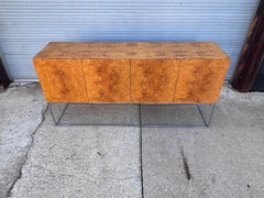 Buffet en bois de loupe d'olivier « Milo Baughman », par Thayer Coggin, 1970