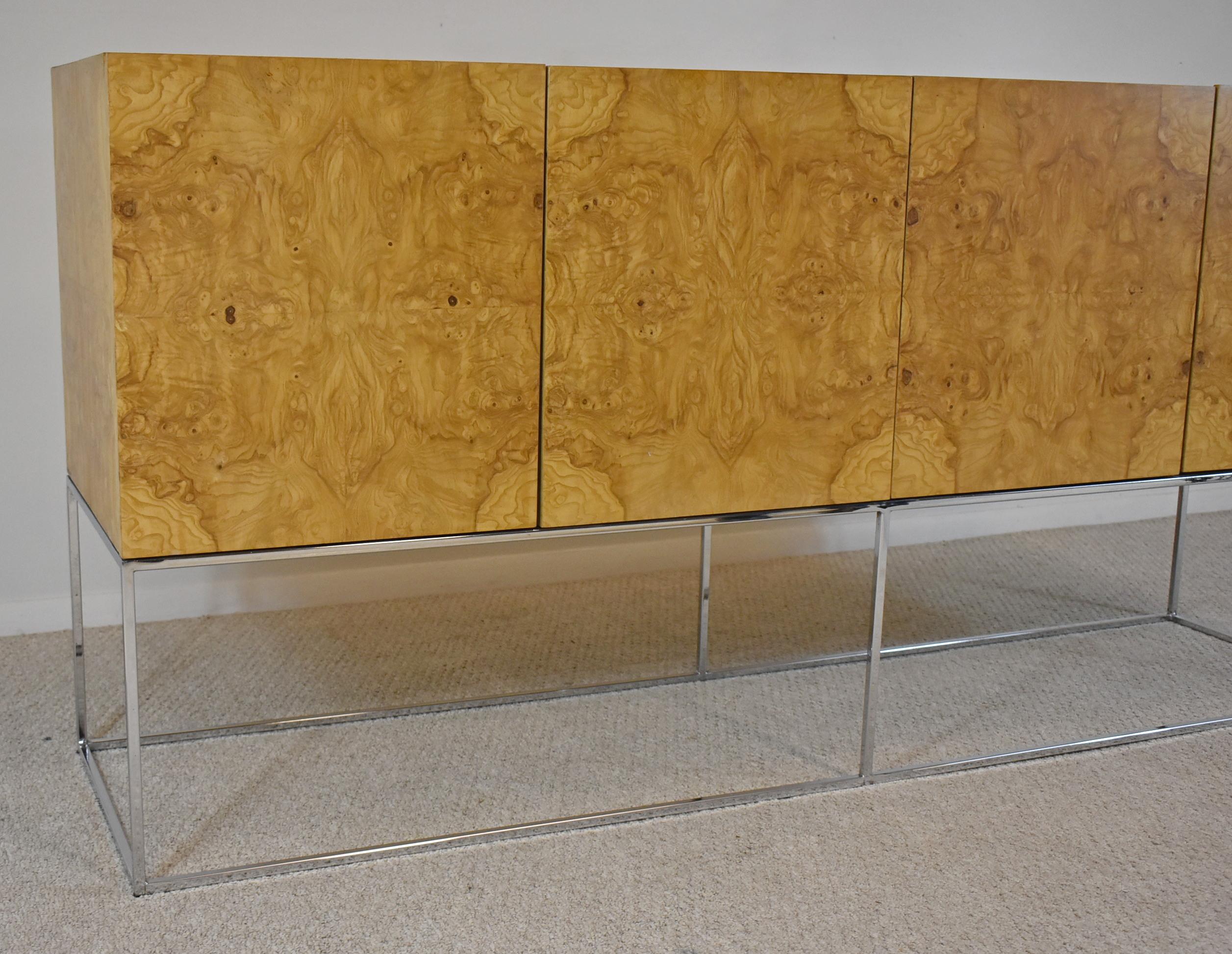 Milo Baughman Olivenholz Kredenz. circa 1970er Jahre, Mid-Century Modern Periode. 4-türige Kredenz aus Olivenholz auf quadratischem Chromrohrsockel. Innenausstattung mit 2 silbernen Schubladen und verstellbaren Einlegeböden. Toller Zustand.