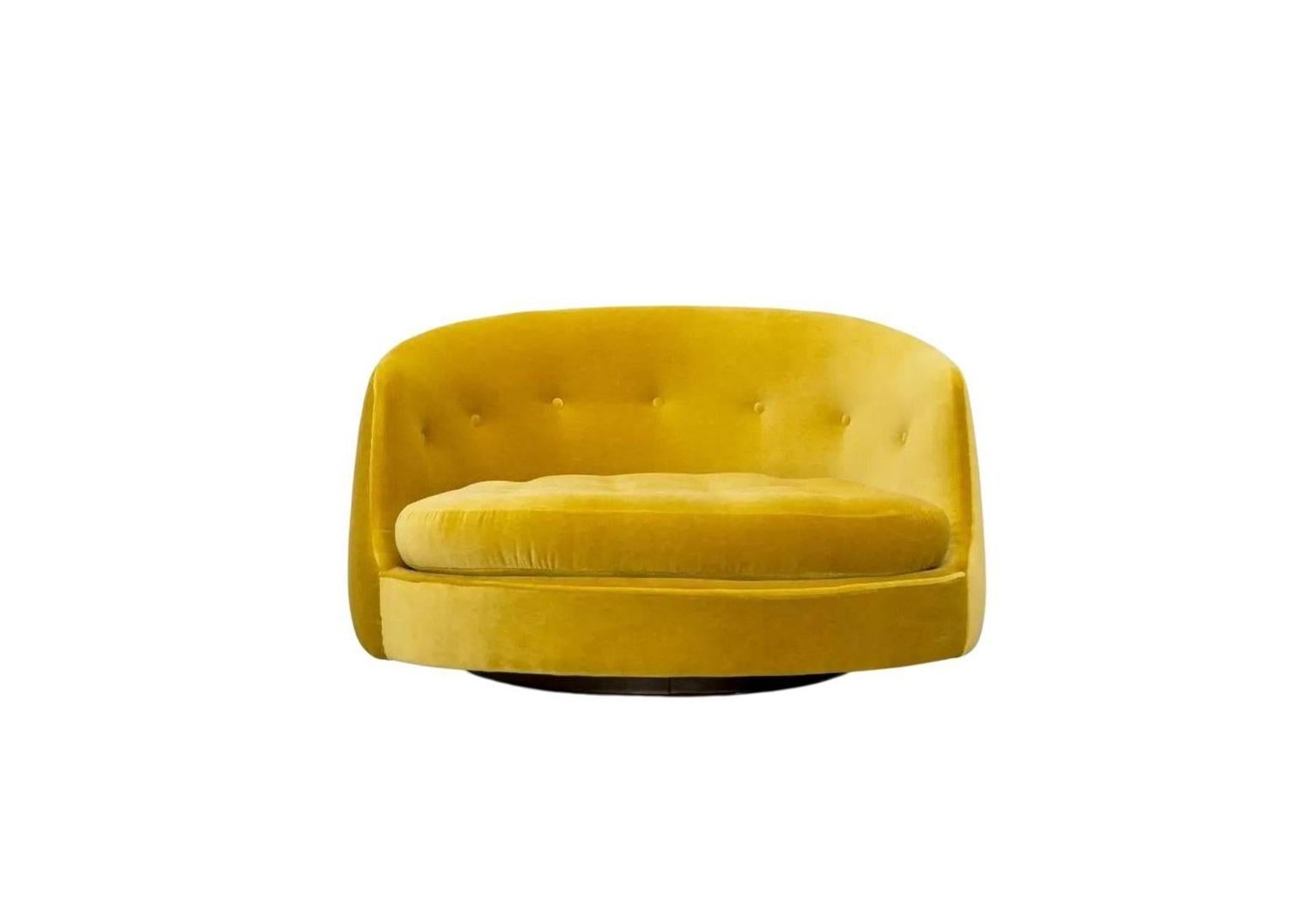 Stylish, elegant and timeless giant swivel tub chair model no. 3406 by American modernist Milo Baughman. His designs are forward-thinking and distinctive, yet unpretentious. This is a rare design that put milo baughman on the map with designers and