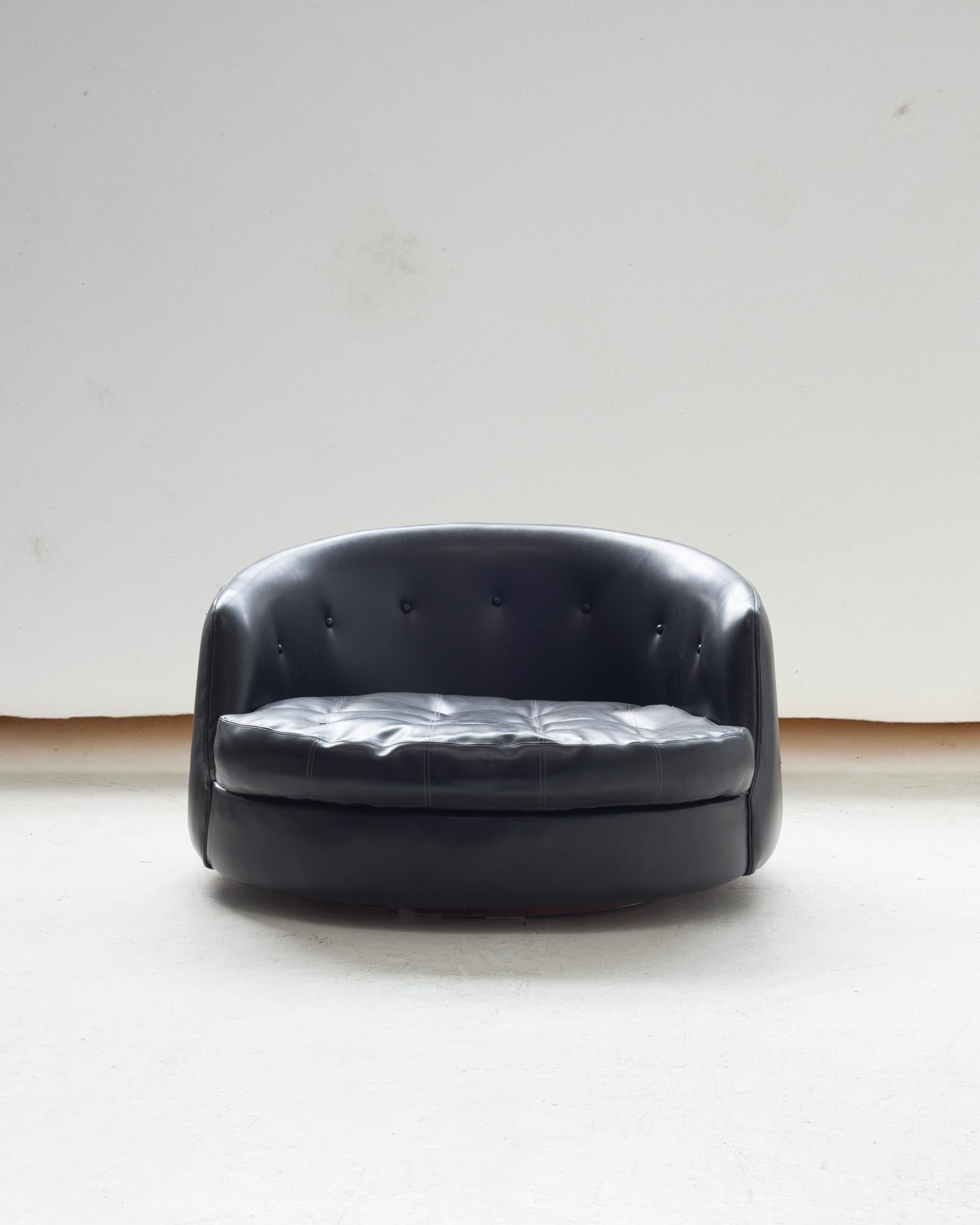 Una lussuosa poltrona girevole oversize disegnata da Milo Baughman per Thayer Coggin. Questo squisito pezzo vanta il suo vinile originale, conservando il fascino autentico dell'epoca. Lo schienale presenta eleganti dettagli con bottoni, mentre la