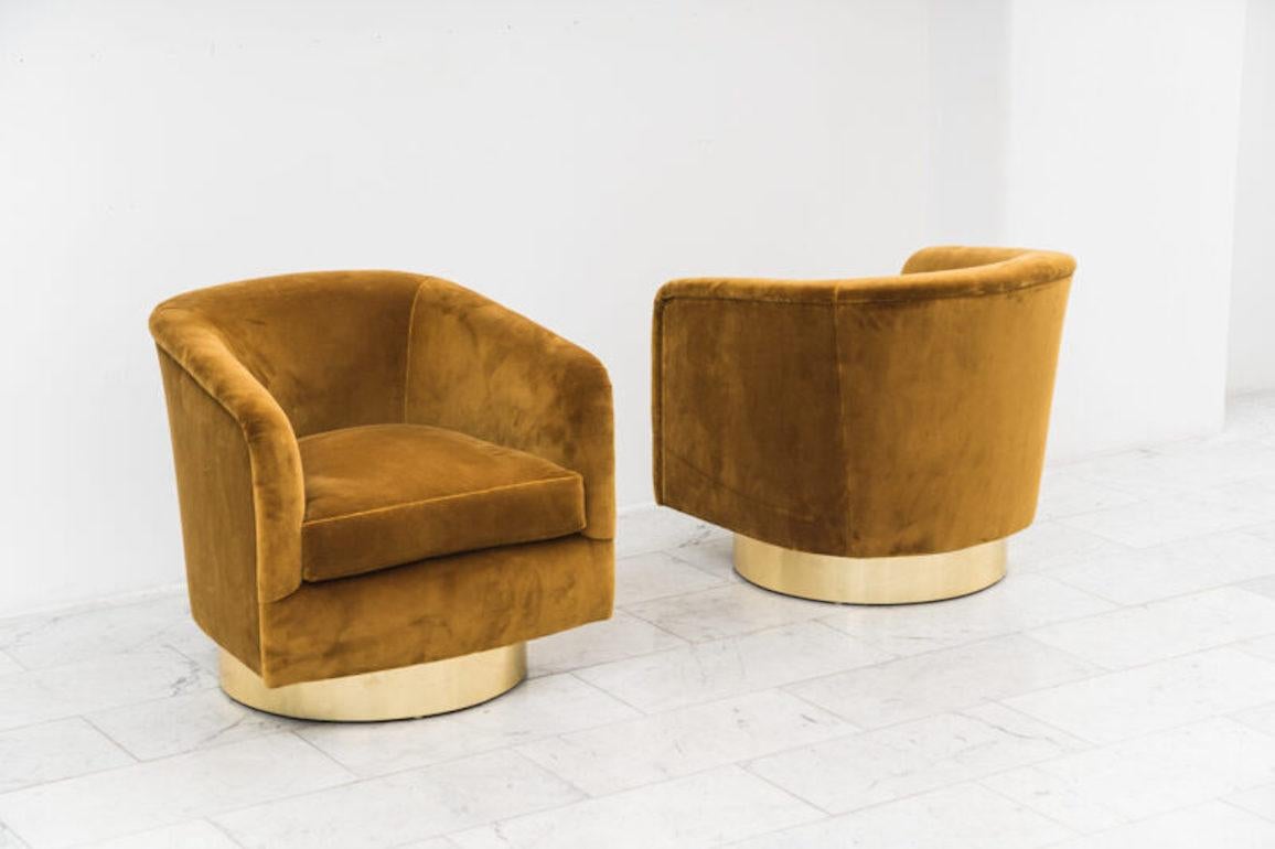 Milo Baughman, Pair of Bronze Velvet Swivel Chairs, USA, 1970s In Excellent Condition In New York, NY
