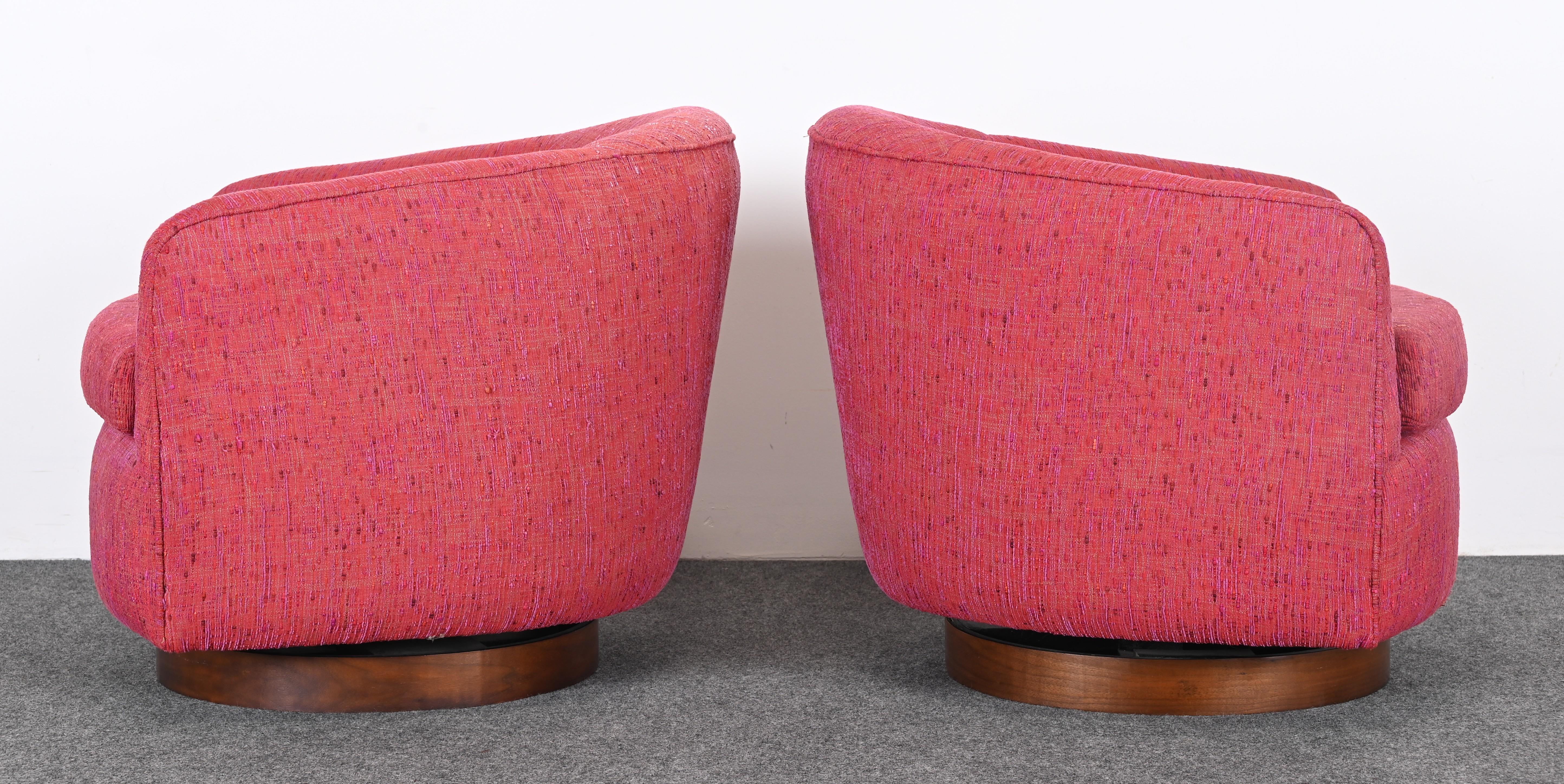 Milo Baughman Pair of Swivel and Rock Lounge Chair, Mid 20th Century 3