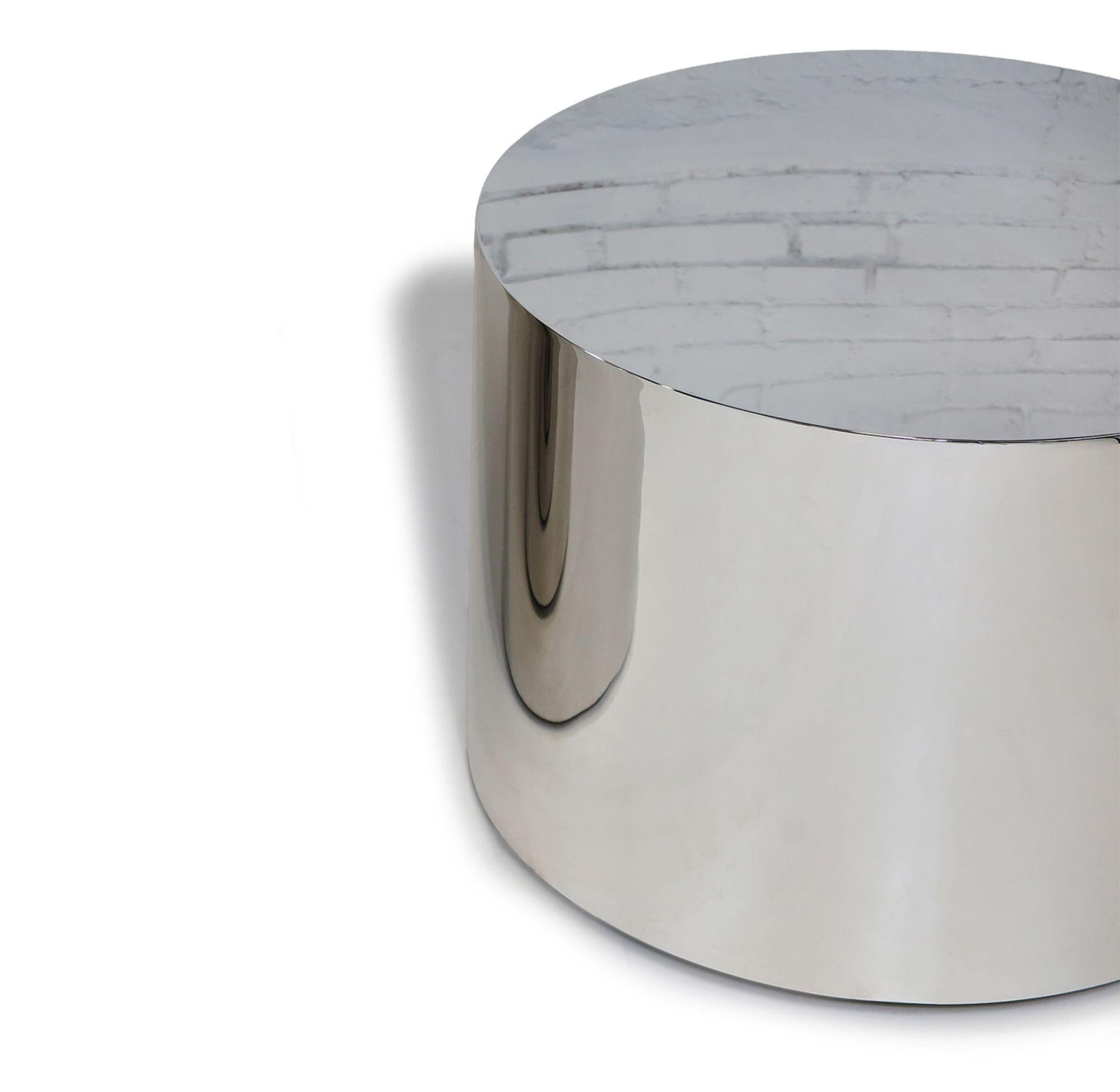 Table tambour en acier inoxydable poli, conçue par Milo Baughman pour Thayer Coggin. 
Diamètre 24  H 17 pouces
 