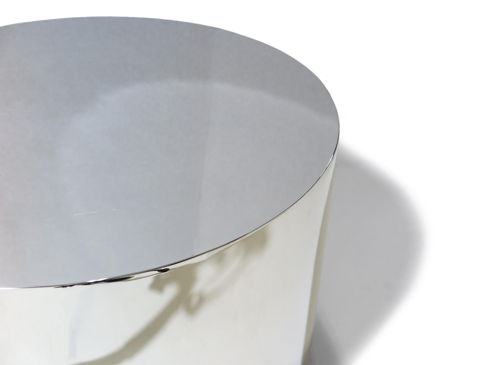 Milo Baughman Polierter Edelstahl Chrom Trommel Beistelltisch (Moderne der Mitte des Jahrhunderts) im Angebot
