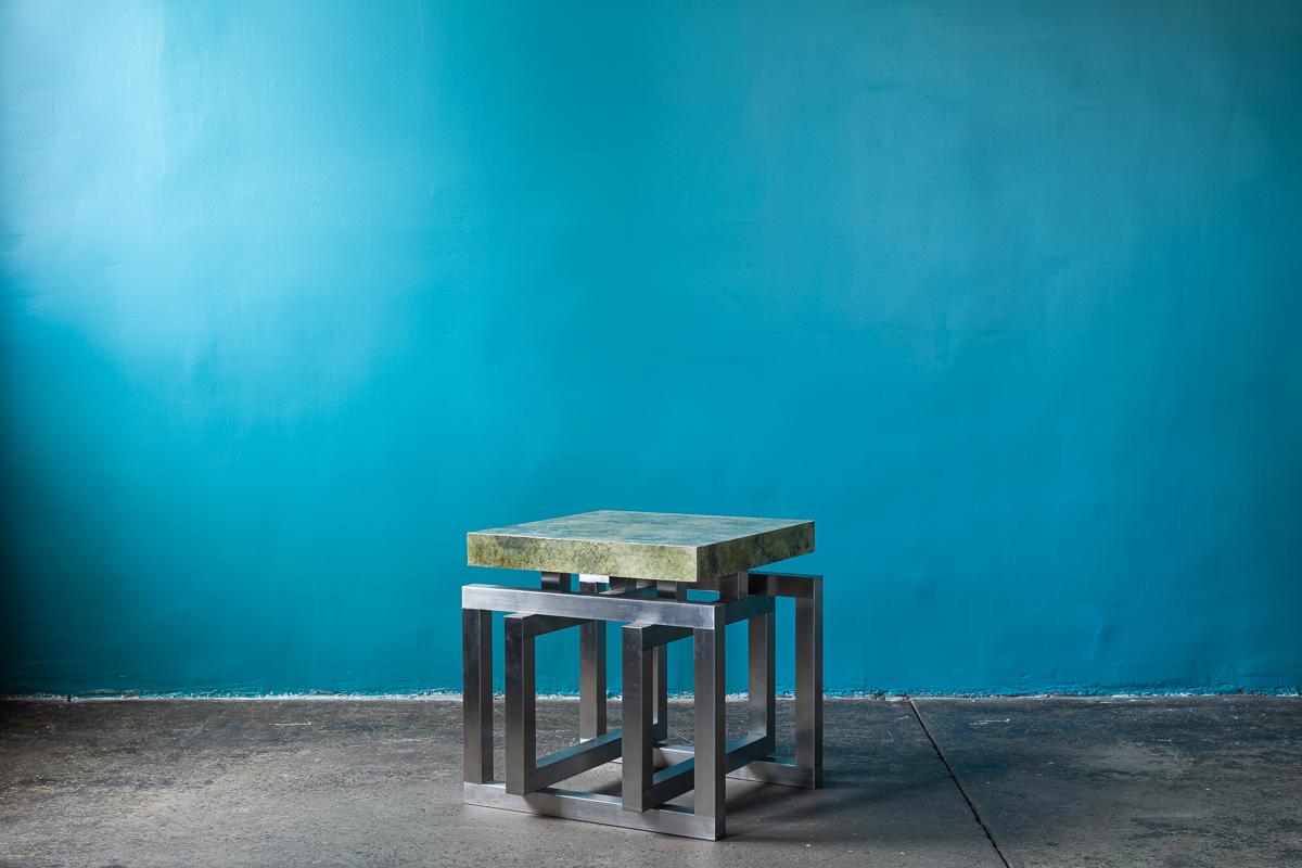 Tisch aus poliertem Stahl und grüner Pergamentplatte im Stil von Milo Baughman.